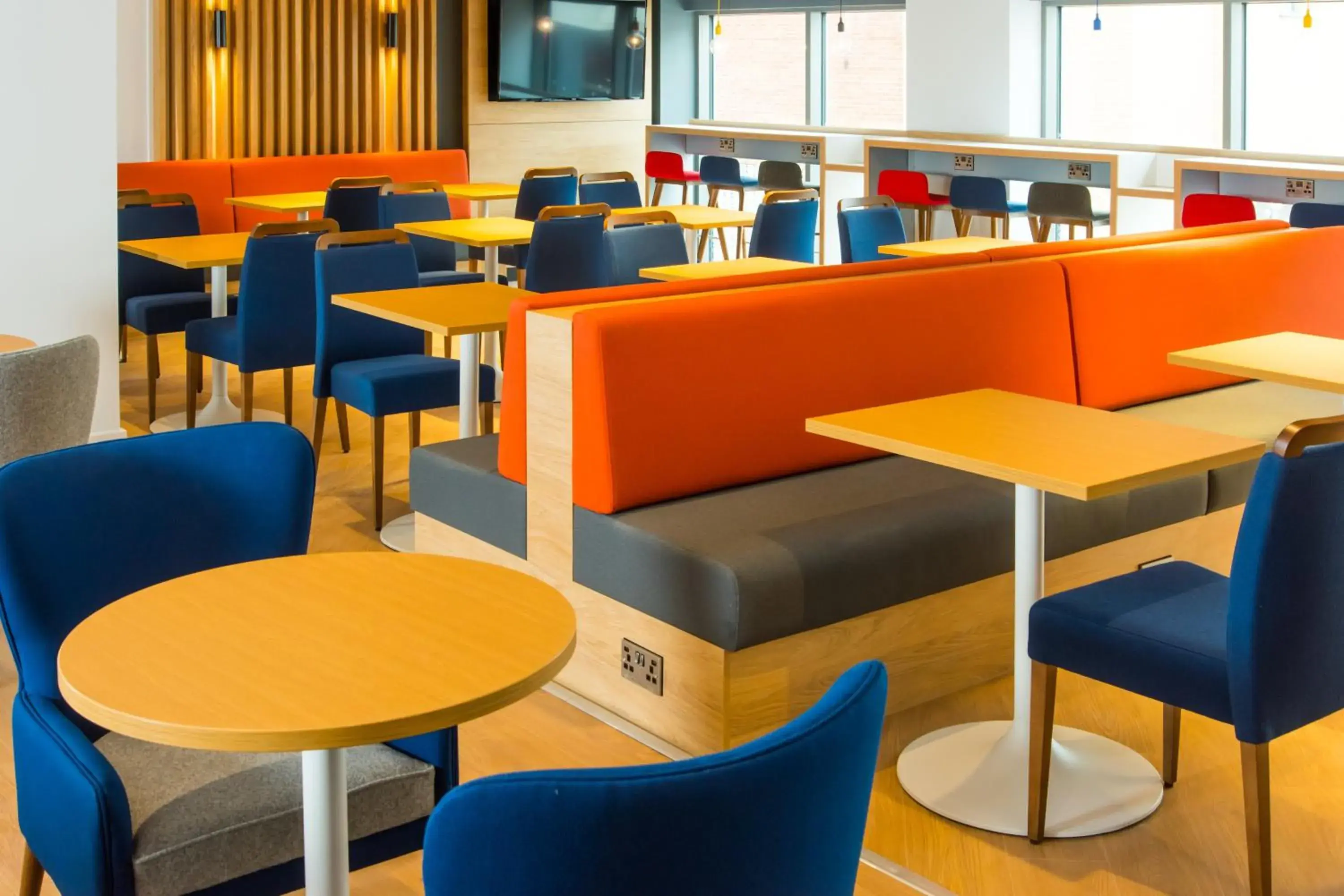 Lounge or bar, Restaurant/Places to Eat in Holiday Inn Express Swindon City Centre