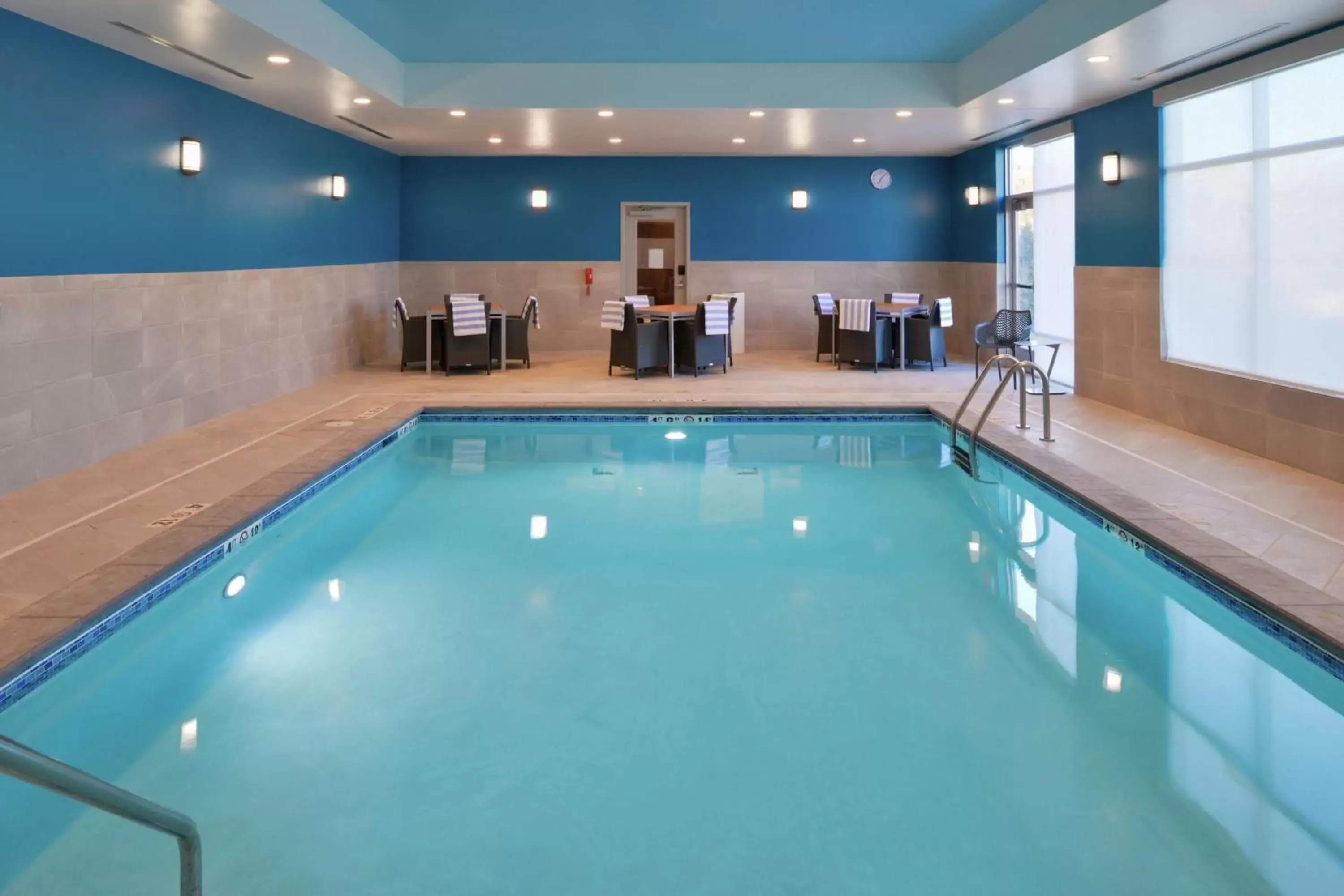 Pool view, Swimming Pool in Hampton Inn Lakeville Minneapolis, Mn