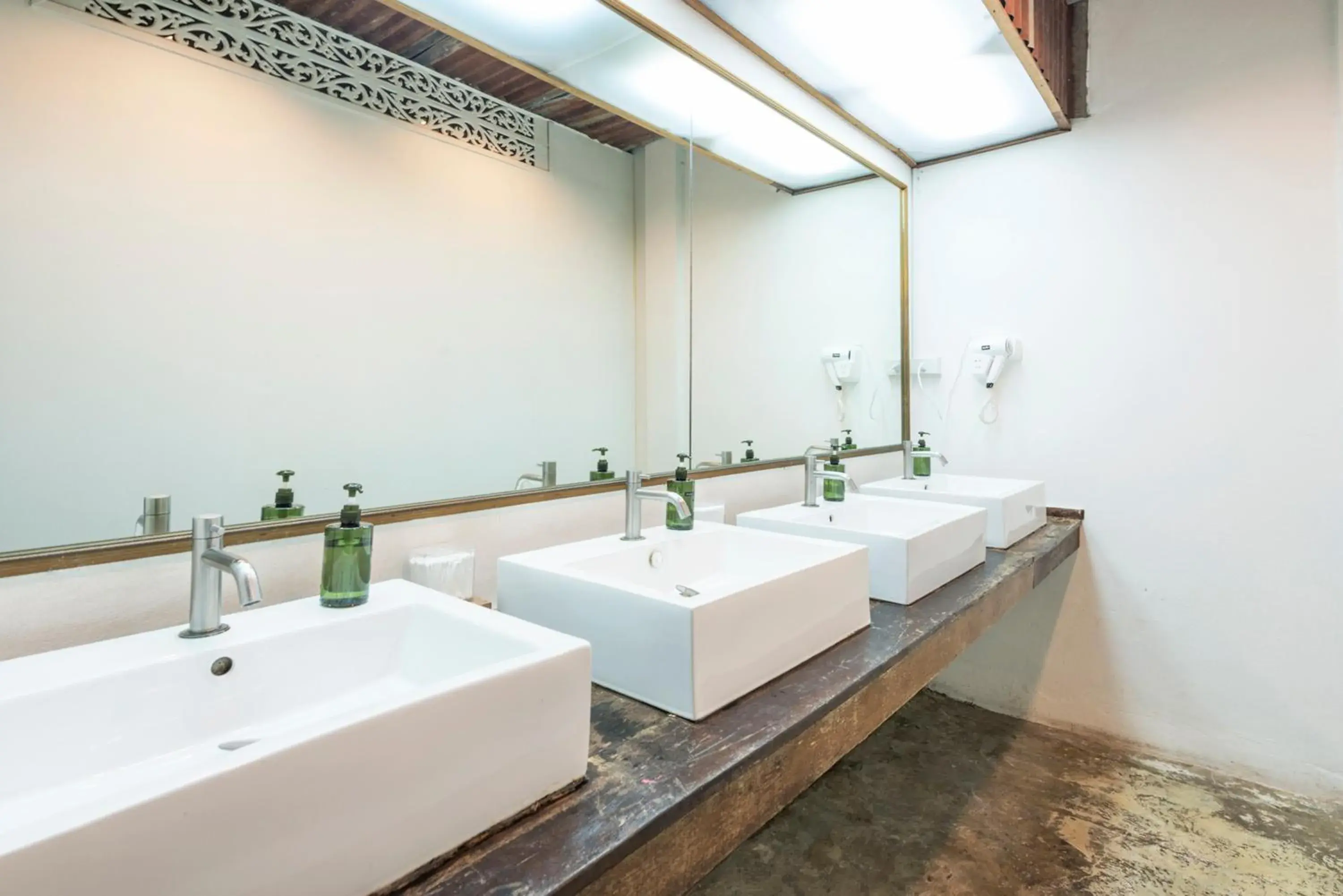 Bathroom in Suneta Hostel Khaosan