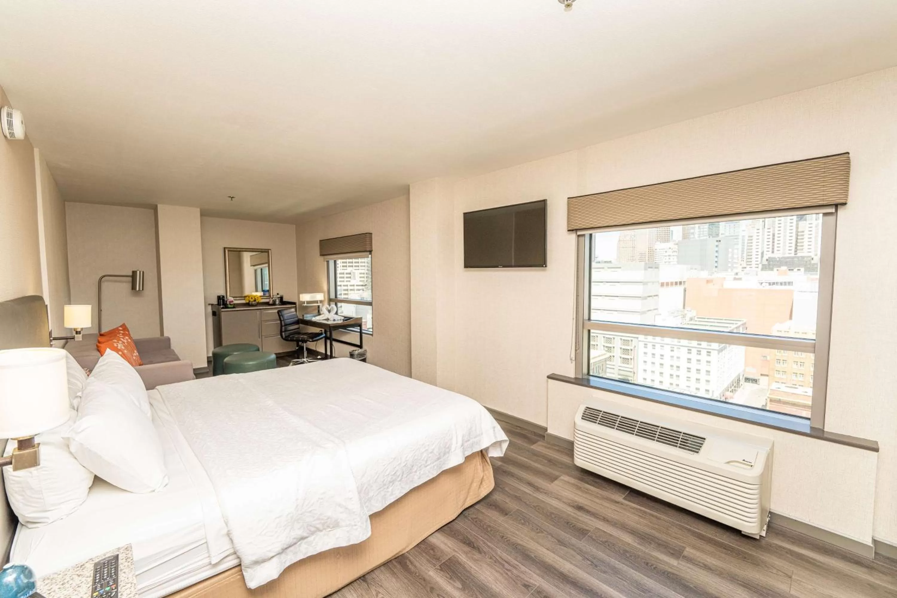 Bedroom, Bed in Hampton Inn San Francisco Downtown/Convention Center