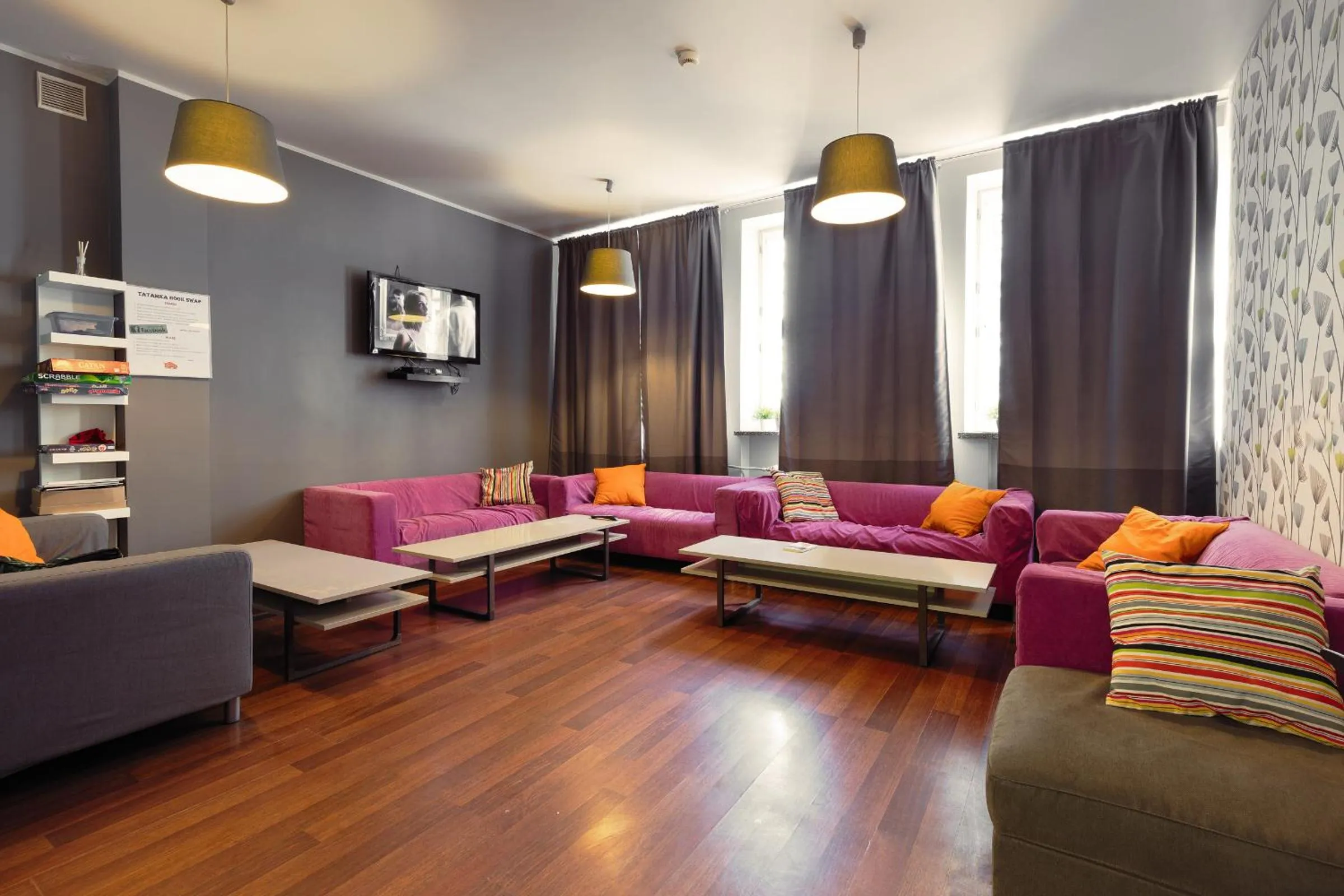 Communal lounge/ TV room in Tatamka Hostel