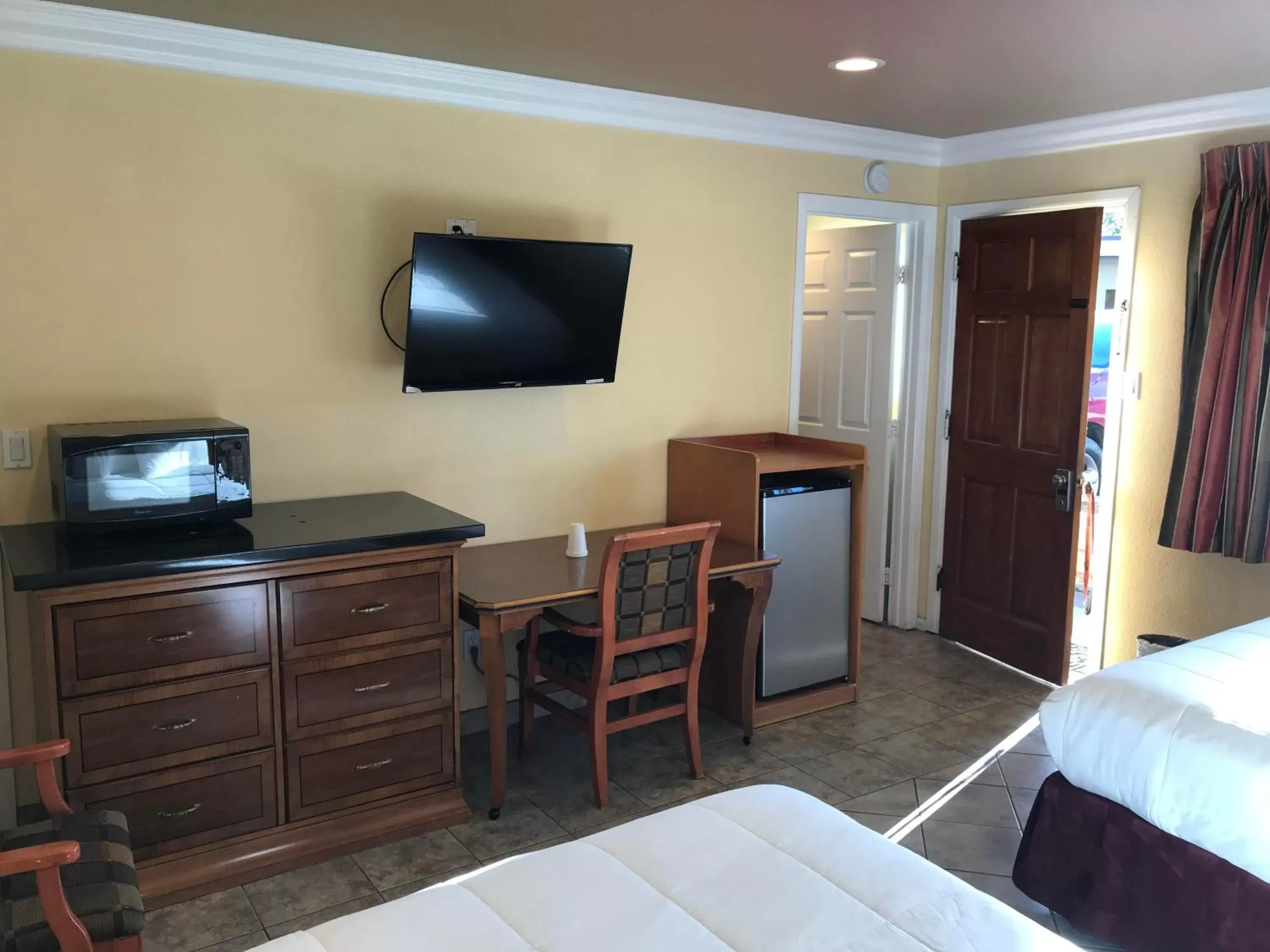 TV/Entertainment Center in Bayshore Inn Ventura