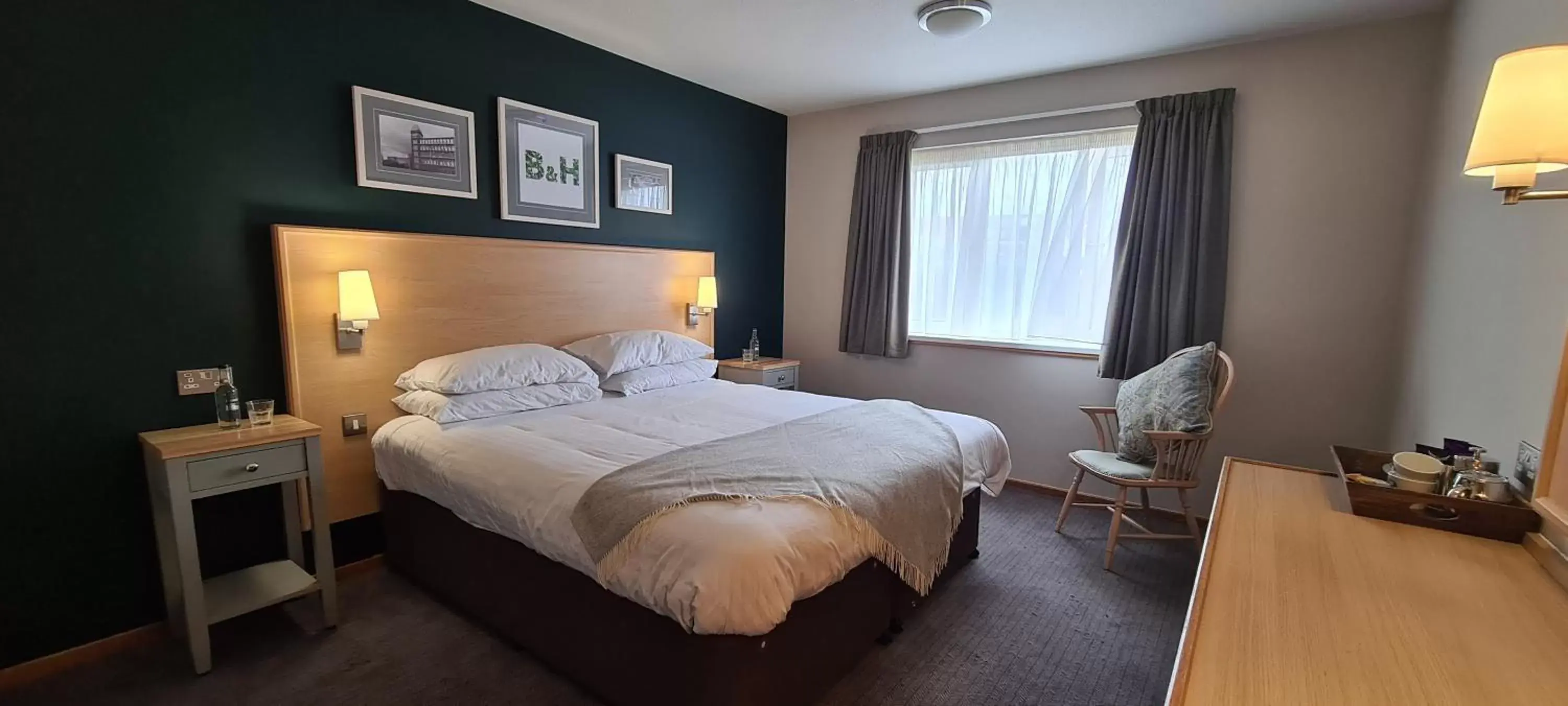 Bedroom, Bed in Boat & Horses Inn