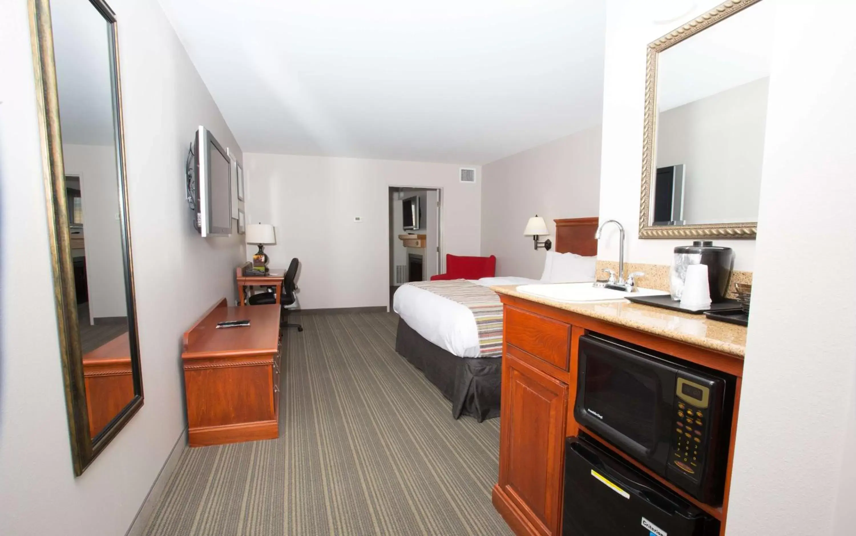 Photo of the whole room, Kitchen/Kitchenette in Country Inn & Suites by Radisson, Grand Forks, ND