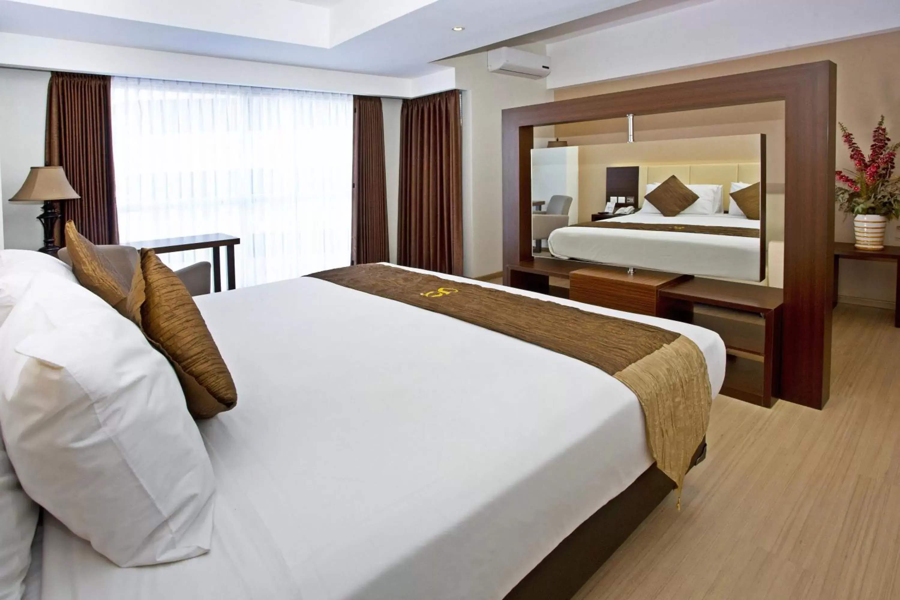 Shower, Bed in Hotel Gunawangsa MERR