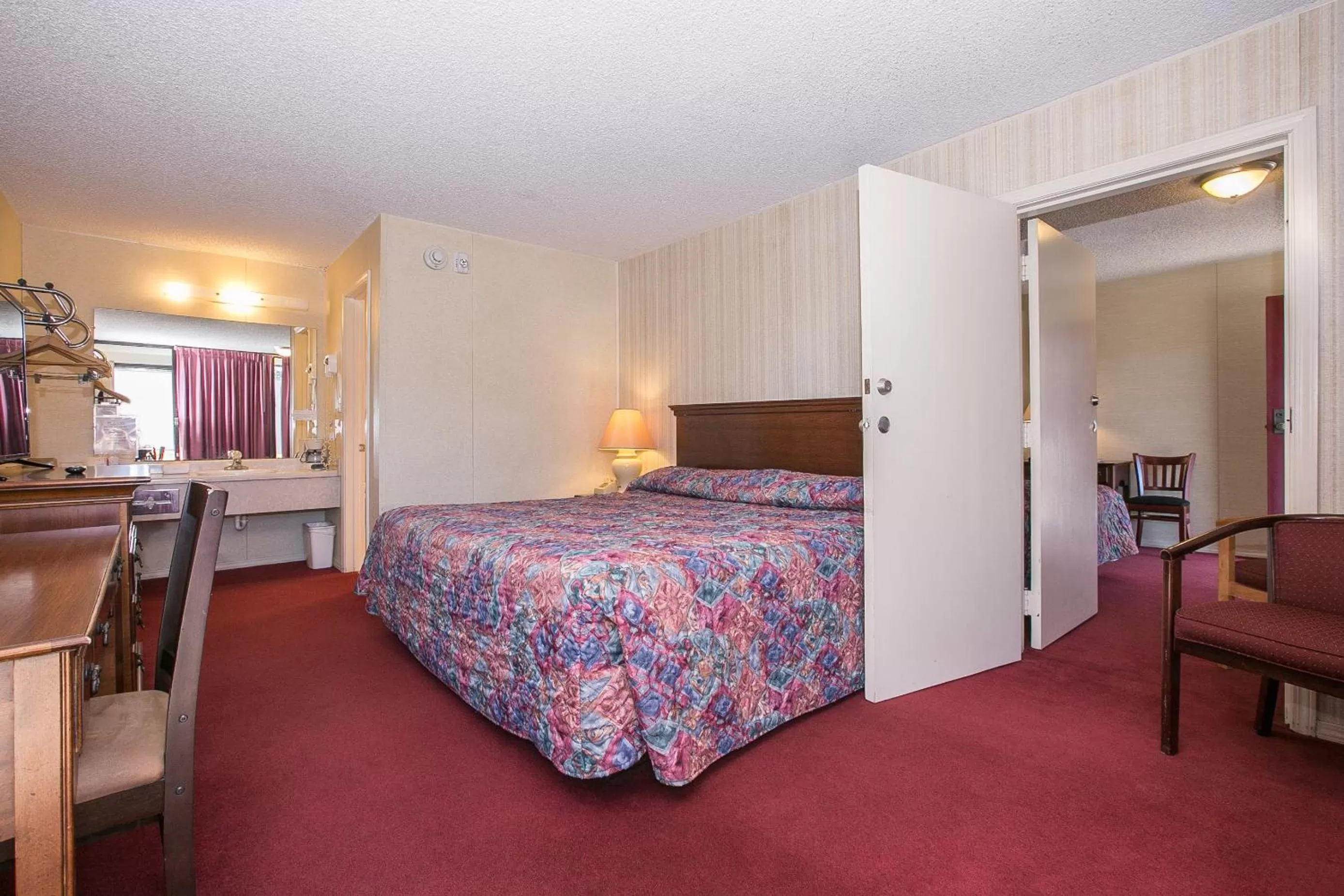 Bed in Candlewick Inn and Suites