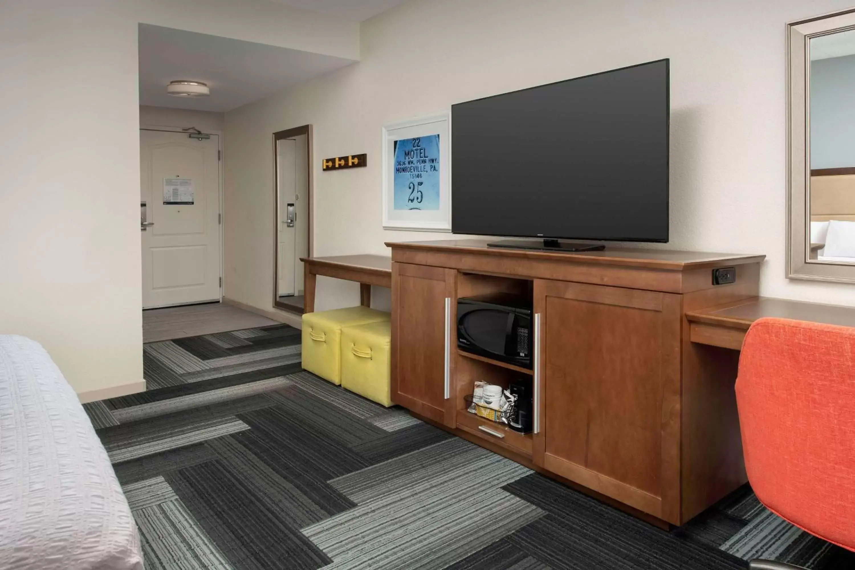 Photo of the whole room, TV/Entertainment Center in Hampton Inn Pittsburgh-Monroeville