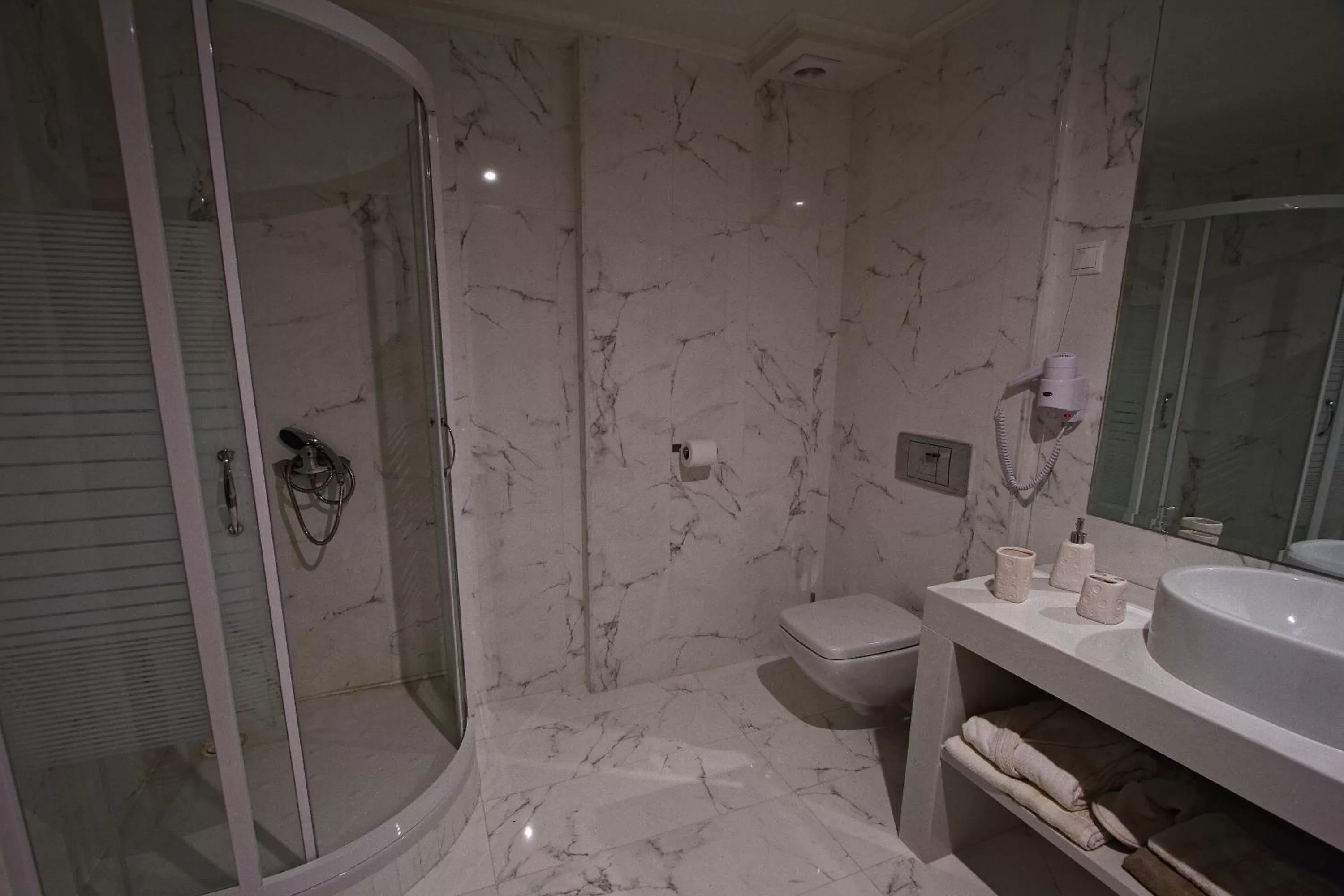 Bathroom in Siris Hotel