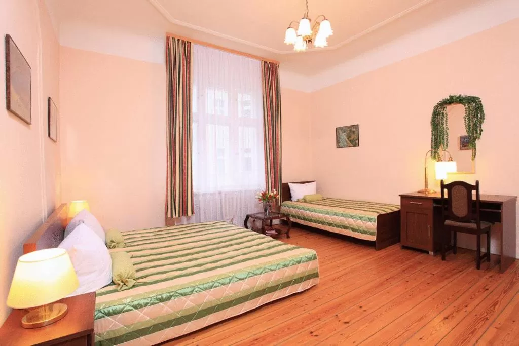 Bed in Hotel Central Inn am Hauptbahnhof Pension