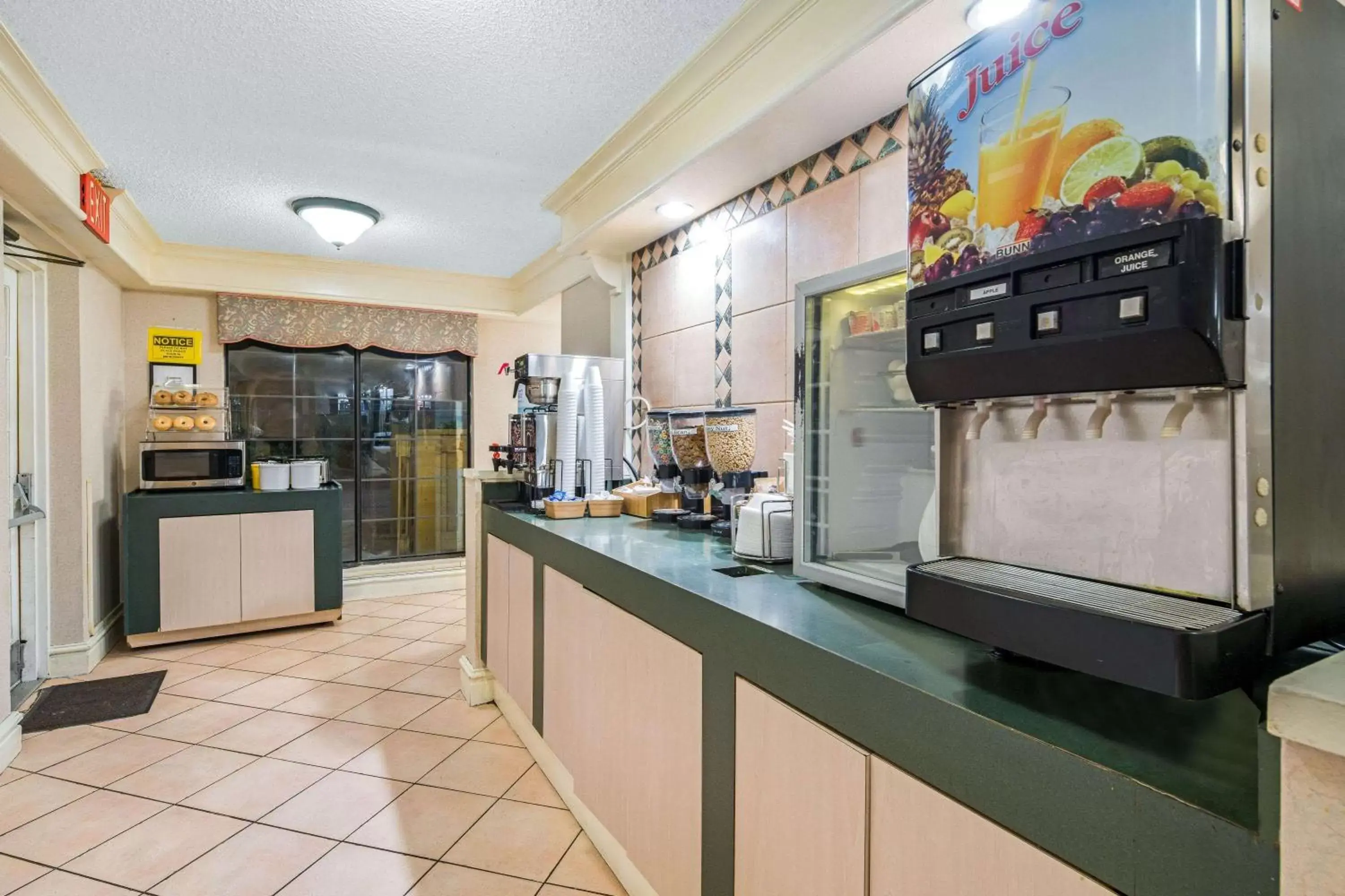 Restaurant/places to eat, Kitchen/Kitchenette in La Quinta Inn by Wyndham San Diego Vista