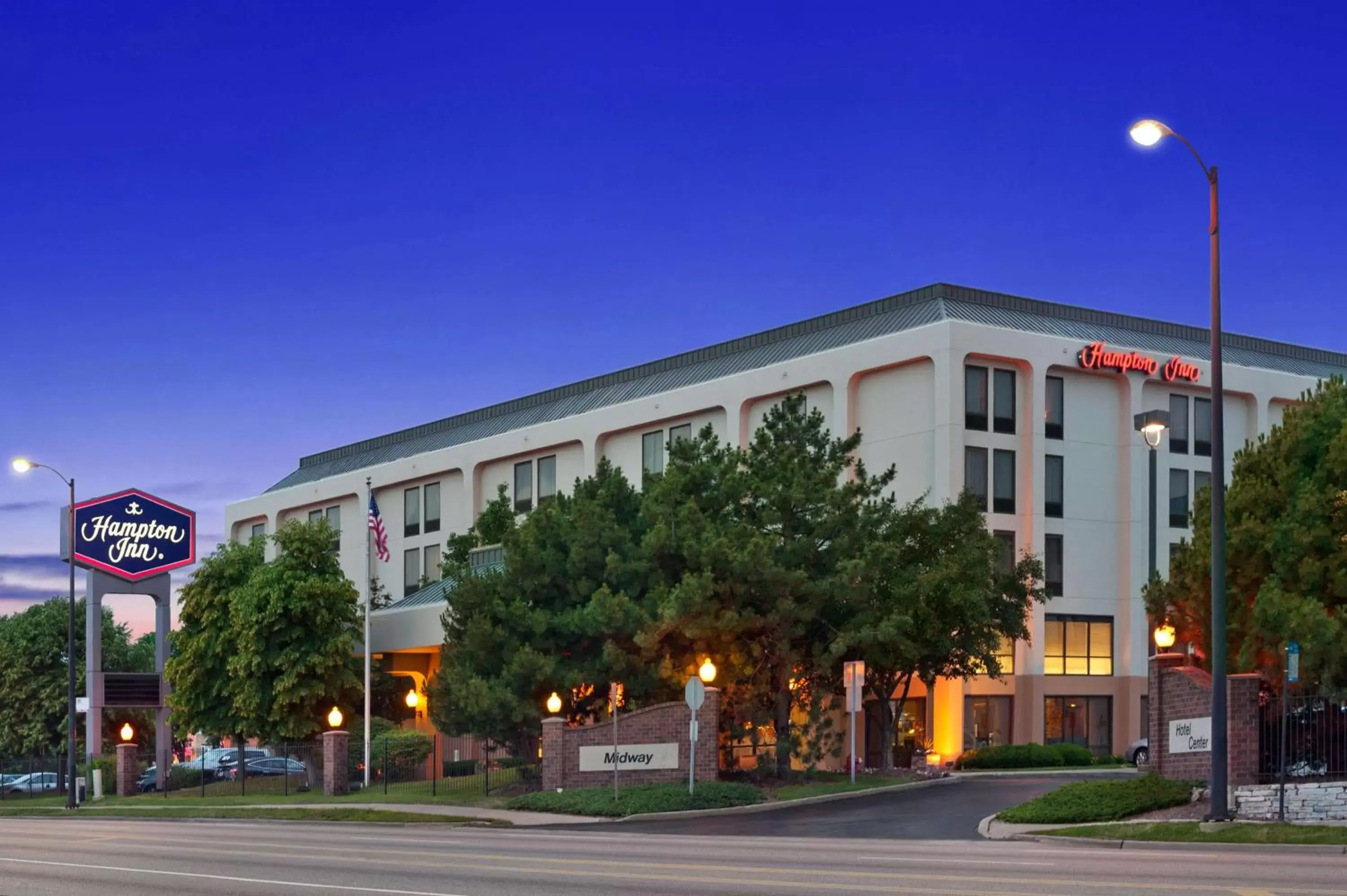 Property Building in Hampton Inn Chicago-Midway Airport