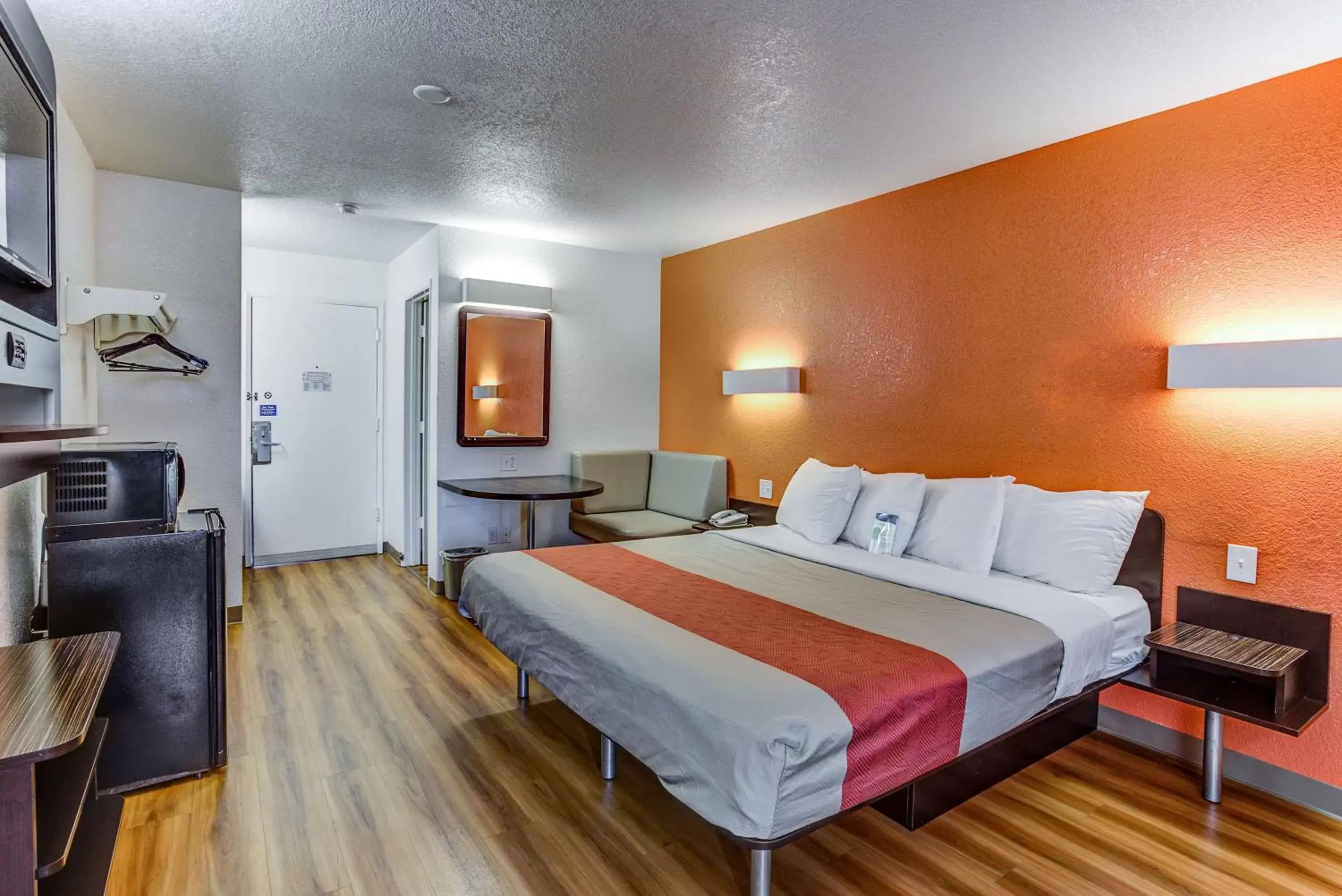 TV and multimedia, Room Photo in Motel 6-Portland, OR - Tigard West
