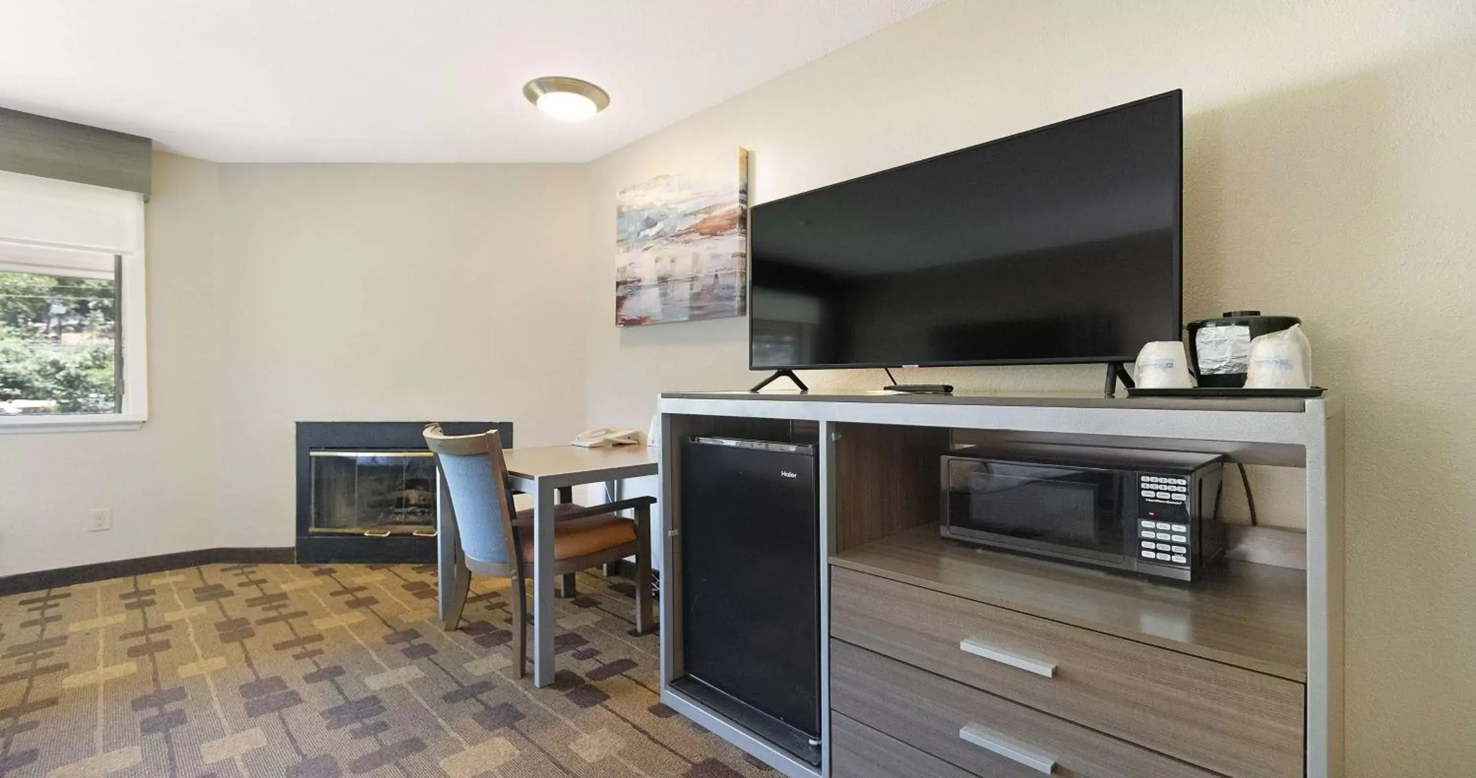 Bedroom, TV/Entertainment Center in Best Western Amador Inn