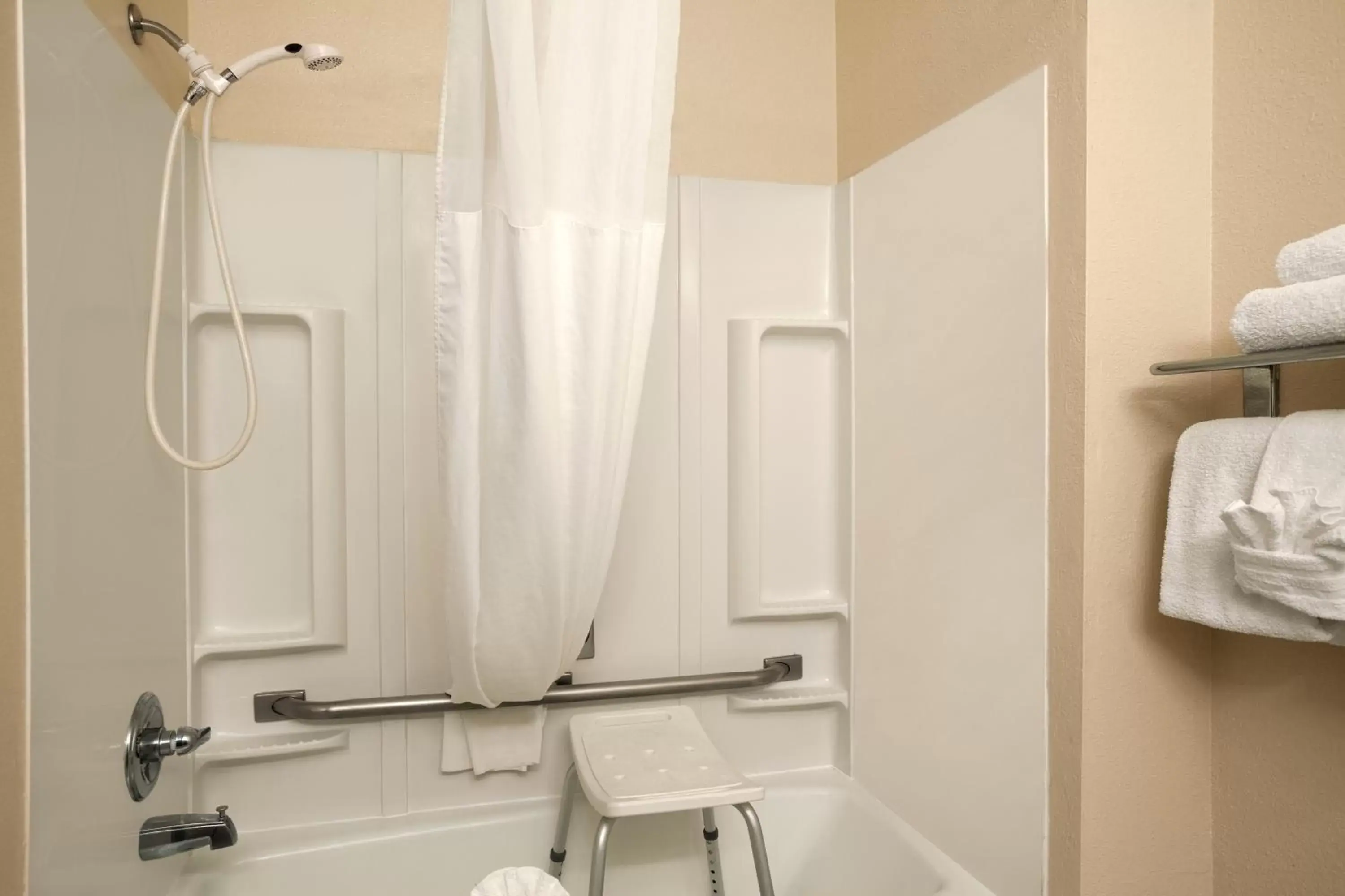 Bathroom in Days Inn & Suites by Wyndham East Flagstaff