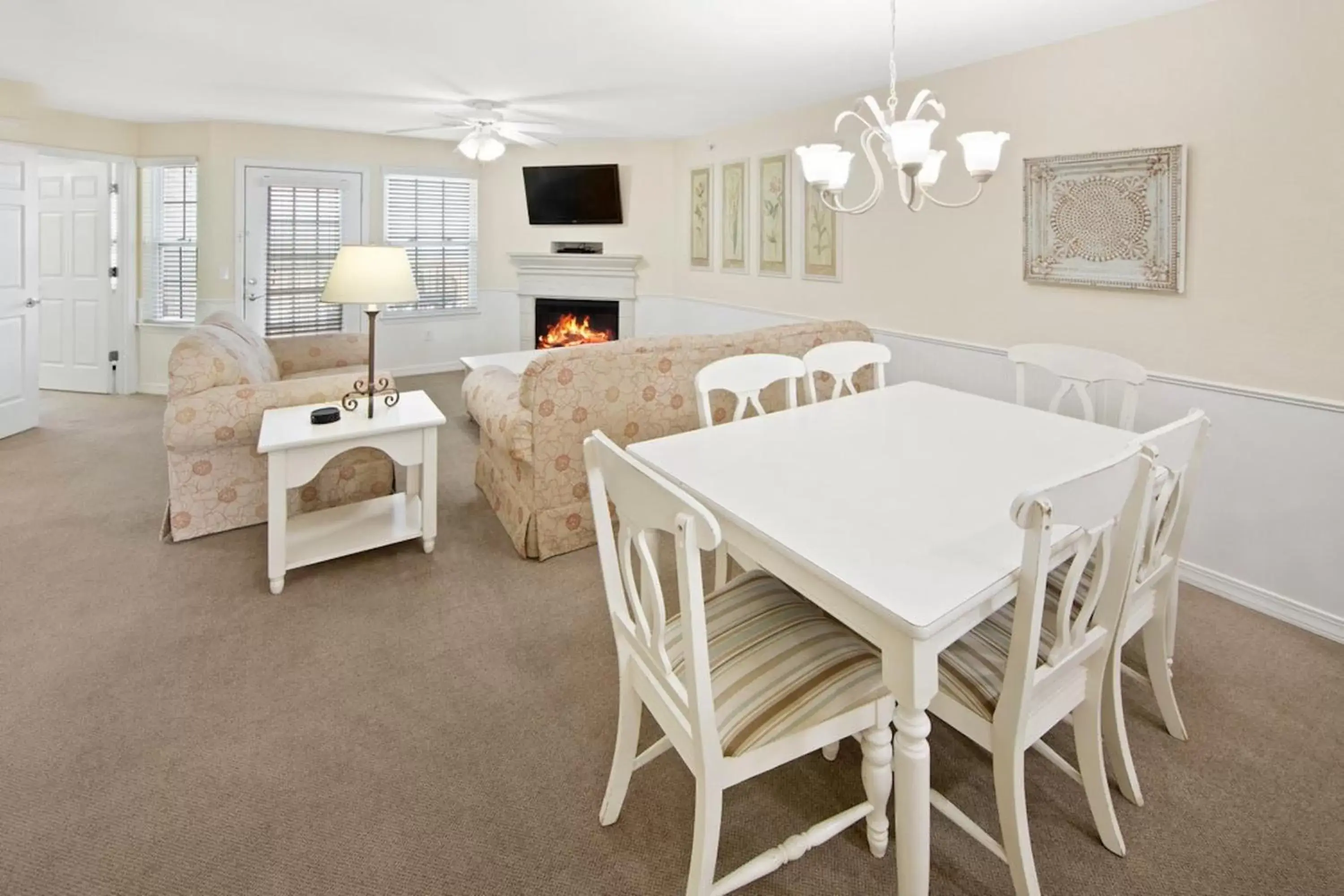 Photo of the whole room, Dining Area in Holiday Inn Club Vacations Hill Country Resort at Canyon Lake