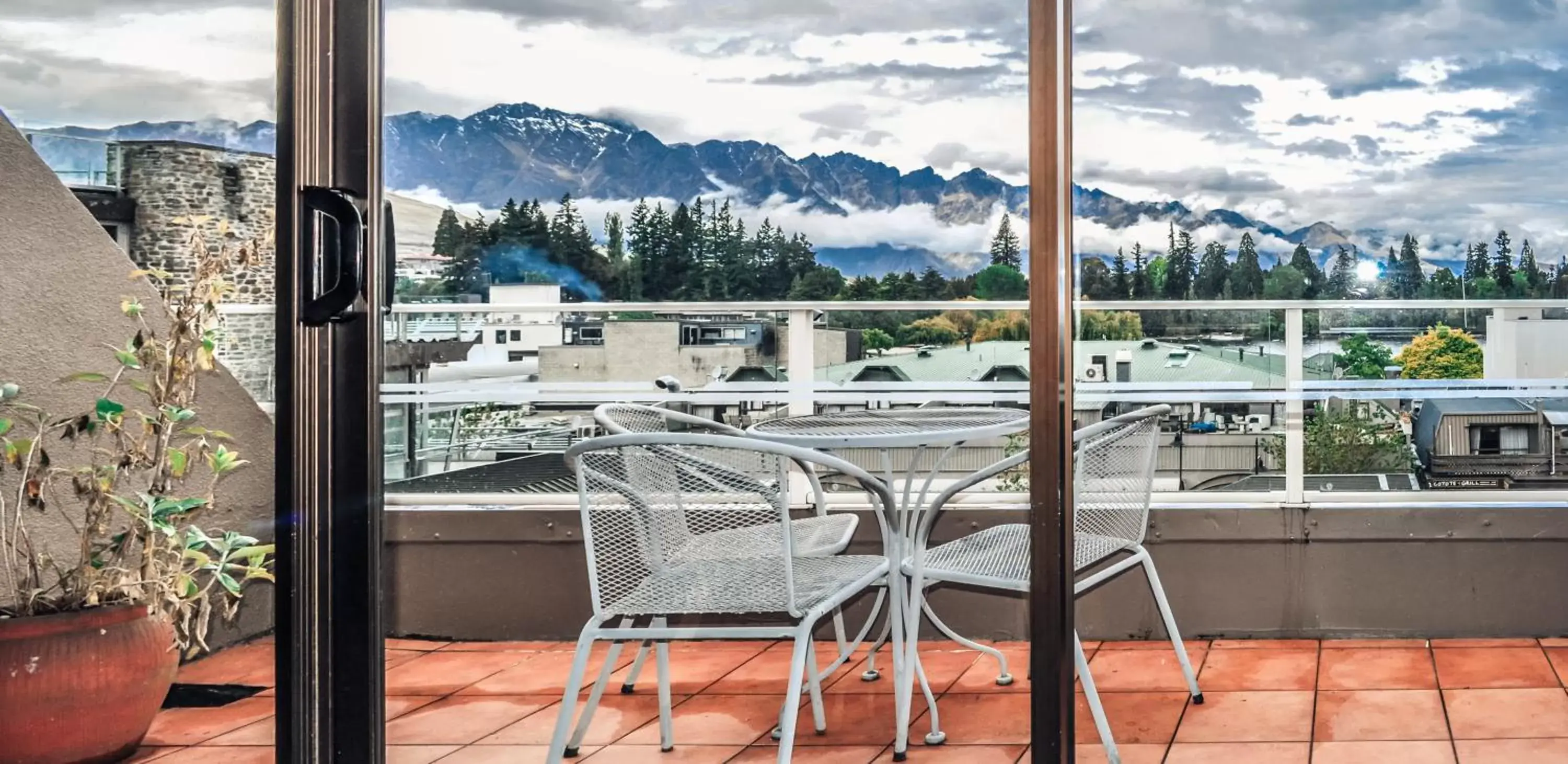 Mountain view, Balcony/Terrace in The Lofts Apartments