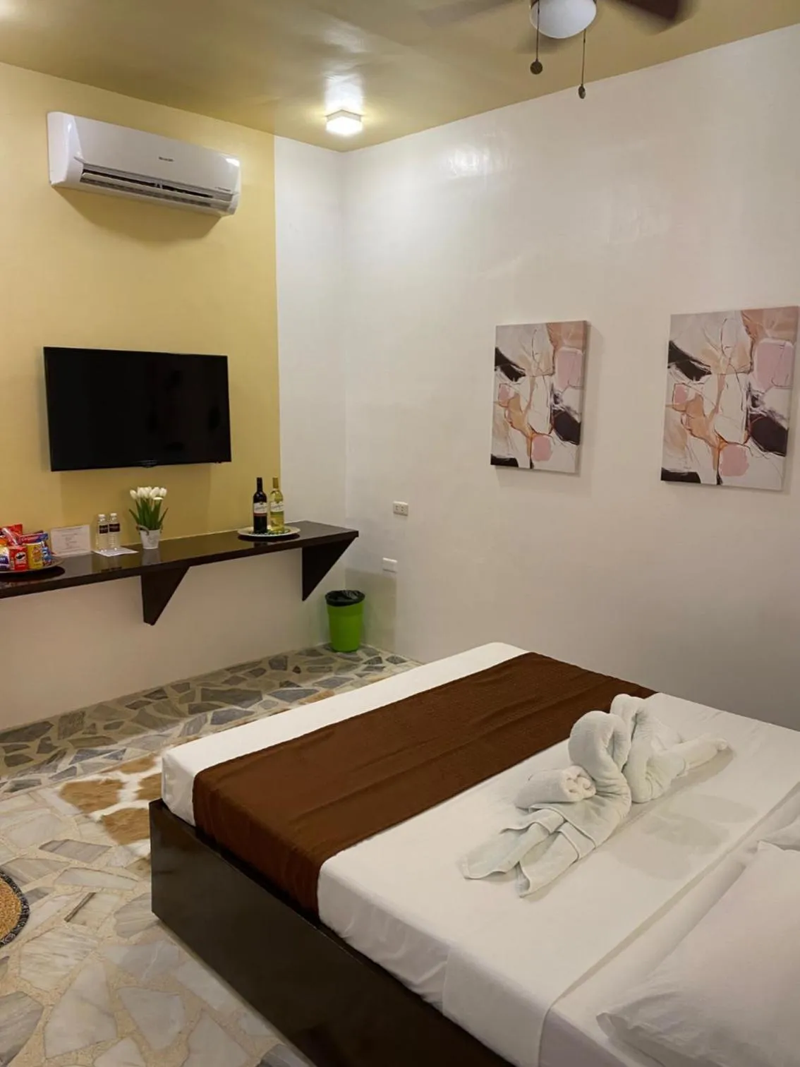 Bed in Papa Freds Beach Resort