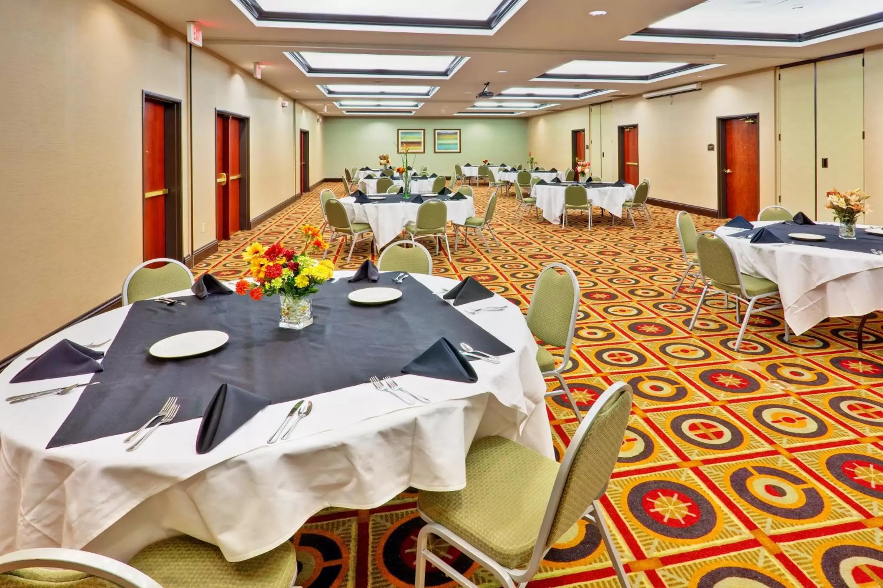 Meeting/conference room, Restaurant/Places to Eat in Holiday Inn Pearl - Jackson Area, an IHG Hotel
