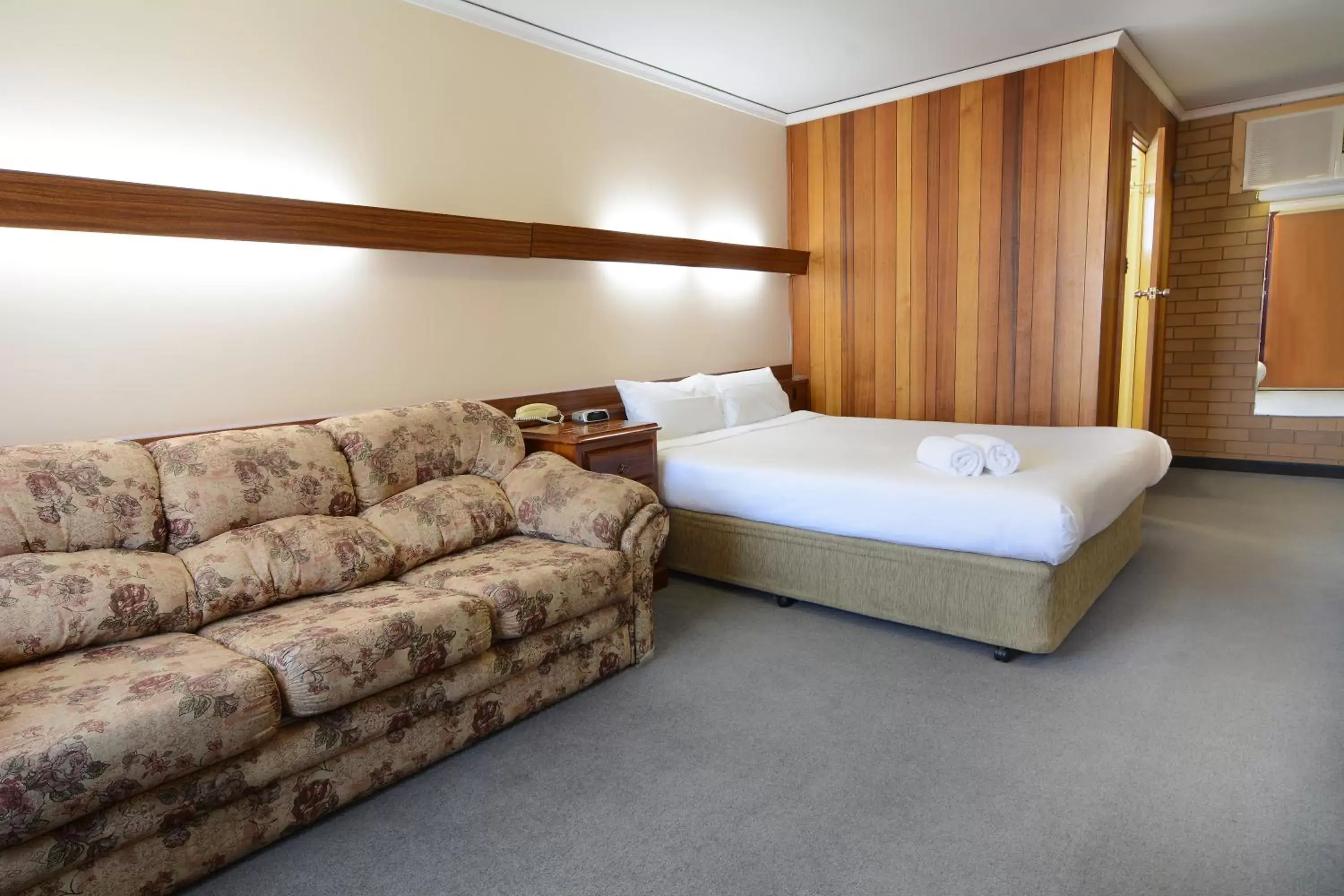 Bedroom, Bed in City Centre Motel