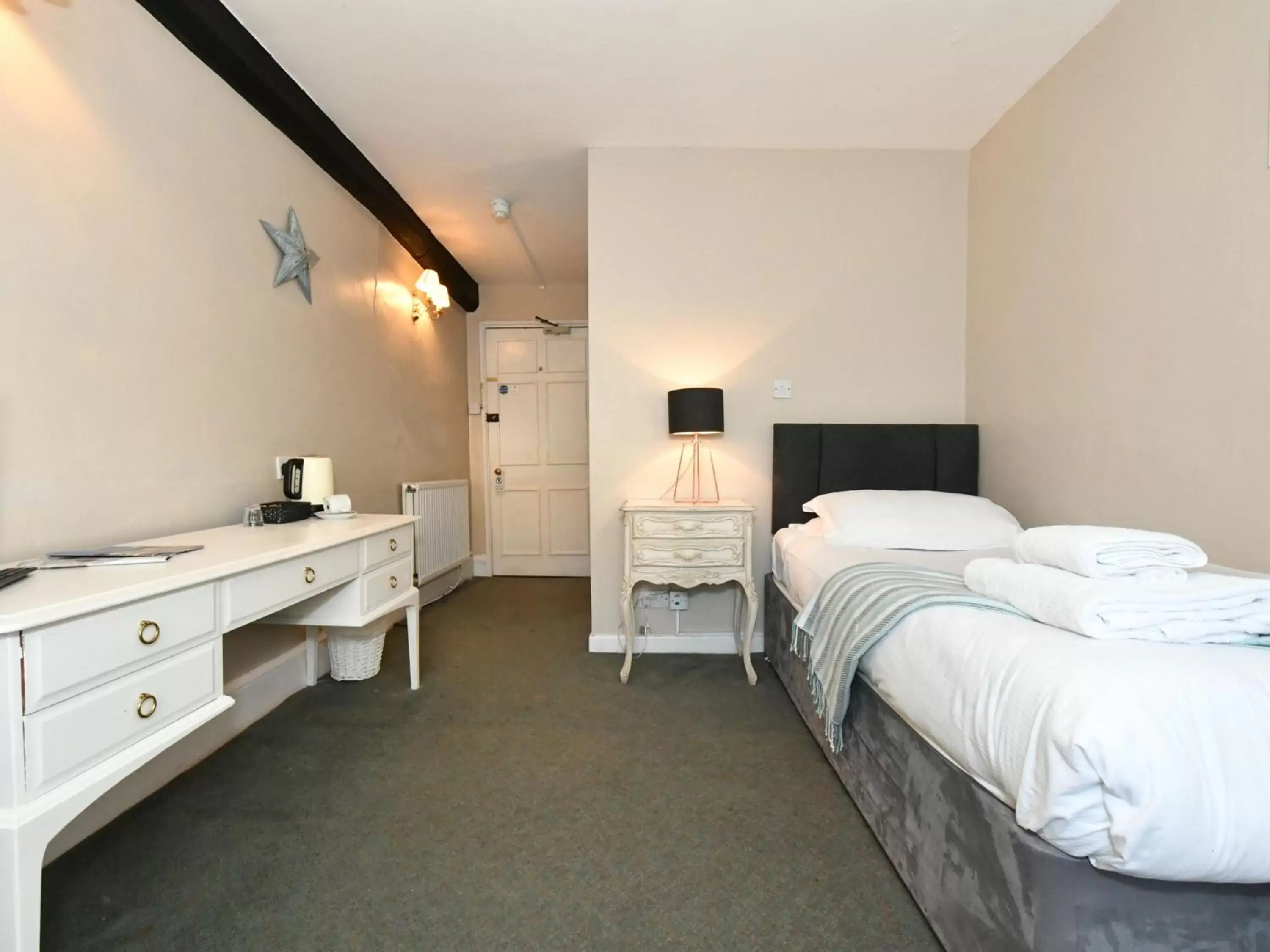 Single Room in Lansdowne Strand