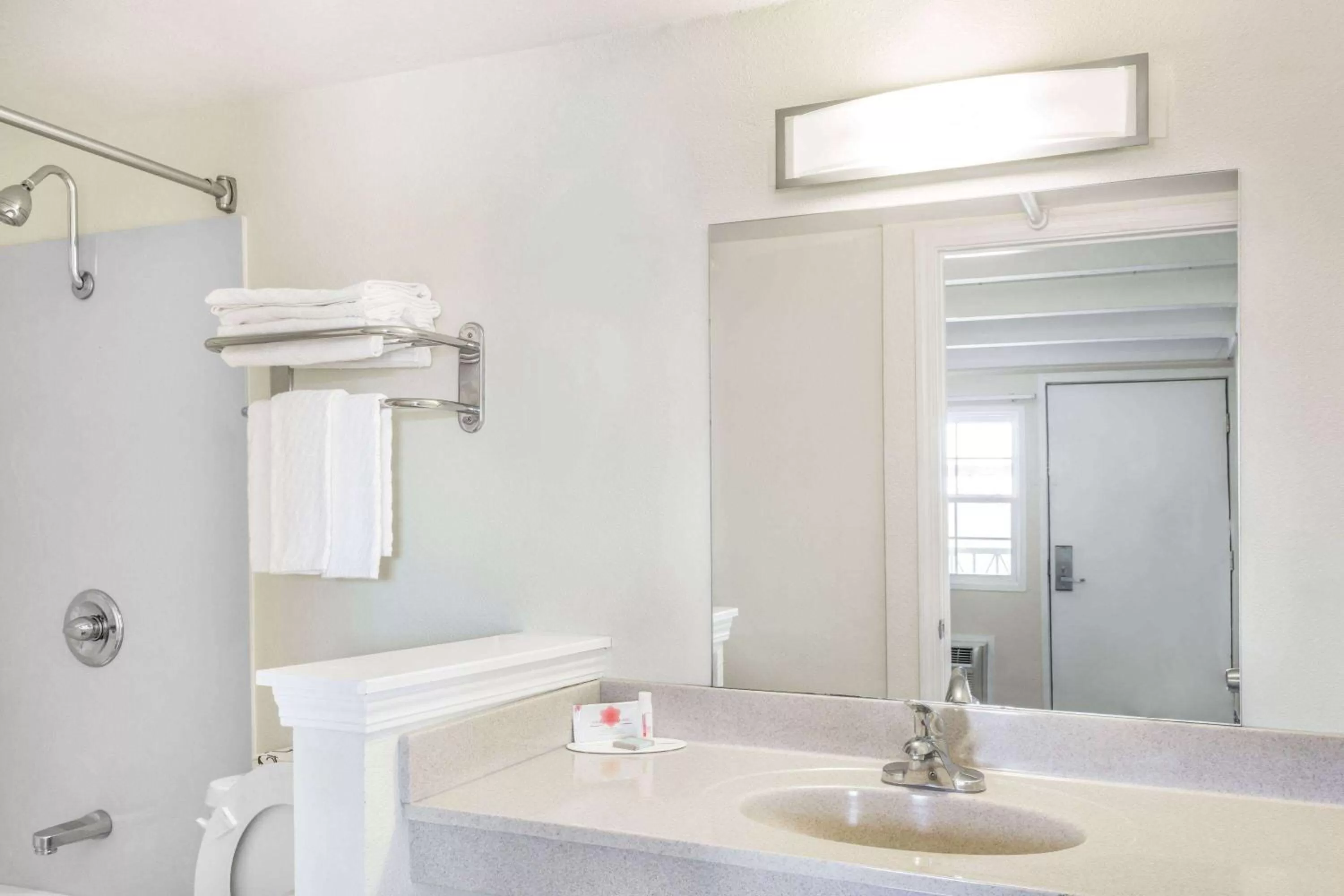 Photo of the whole room in Travelodge by Wyndham Fairfield/Napa Valley