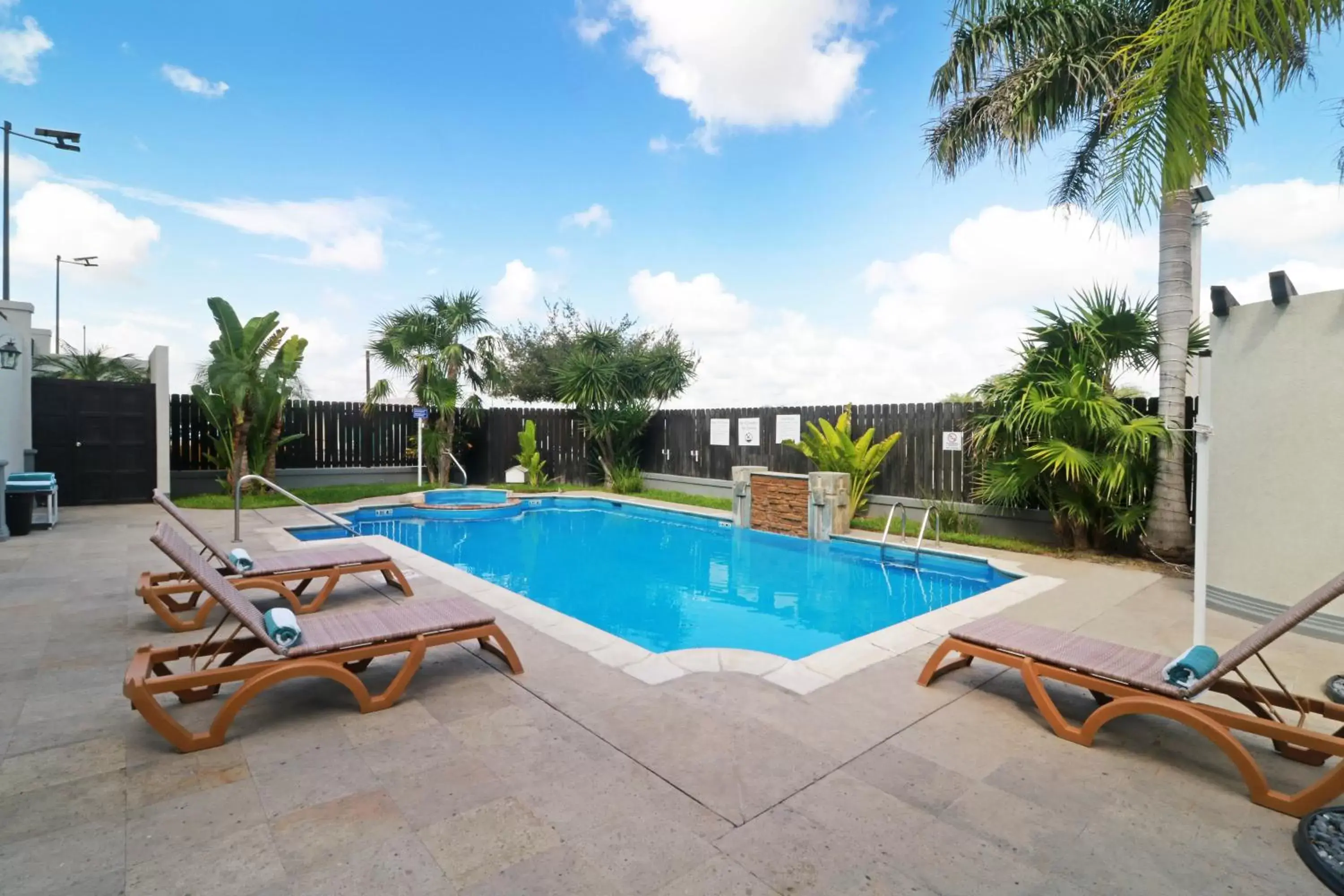 Swimming Pool in Holiday Inn Reynosa Industrial Poniente, an IHG Hotel