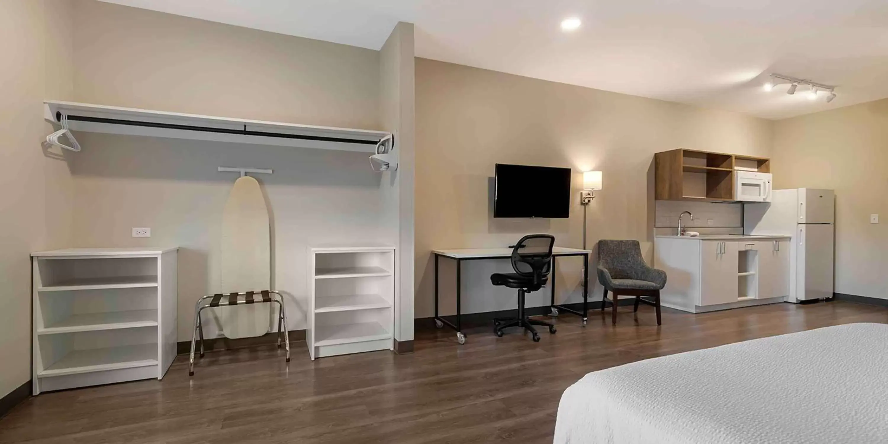 Bedroom, TV/Entertainment Center in Extended Stay America Premier Suites - Savannah - Pooler