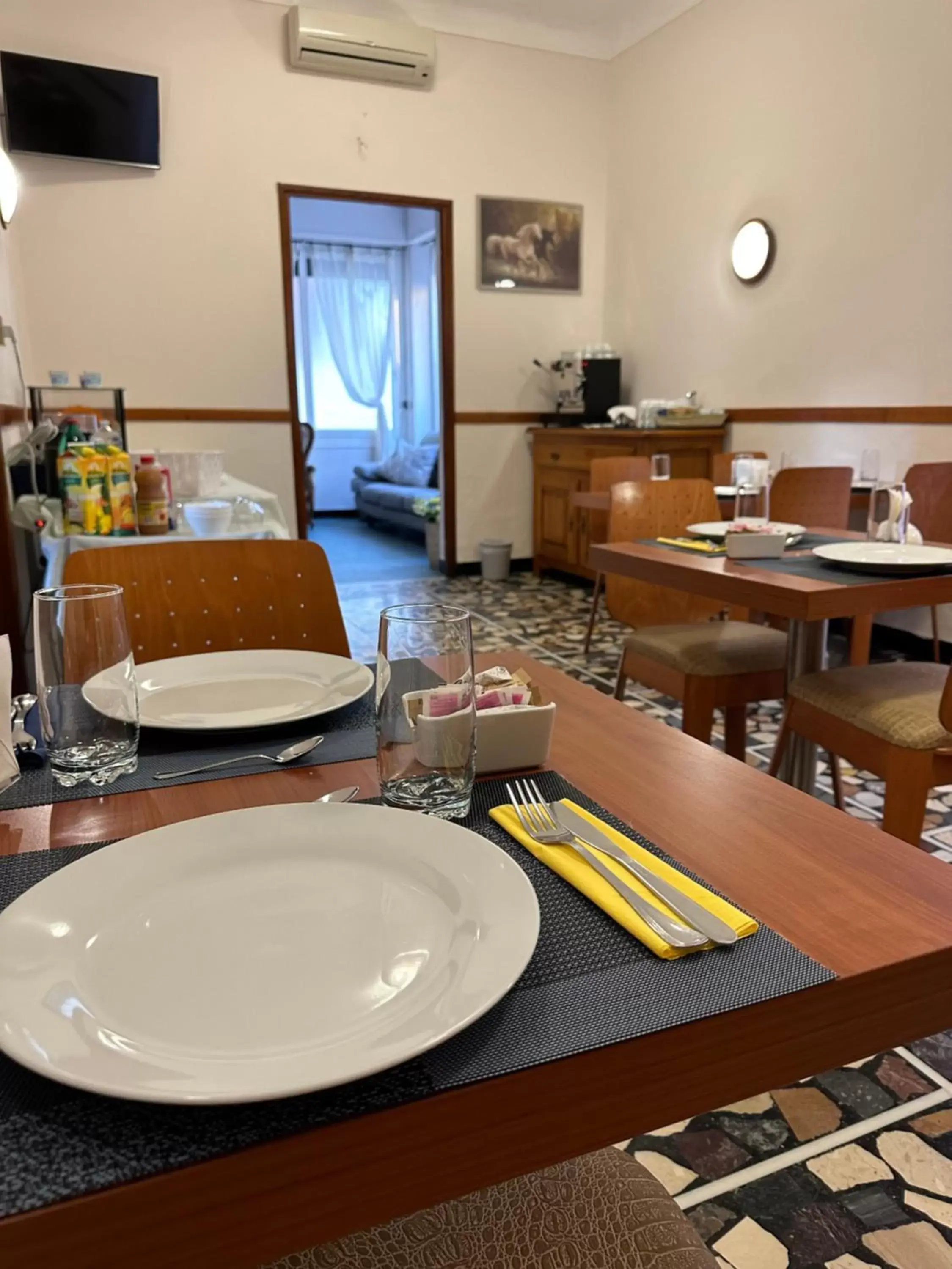 Breakfast, Restaurant/Places to Eat in Hotel Lora