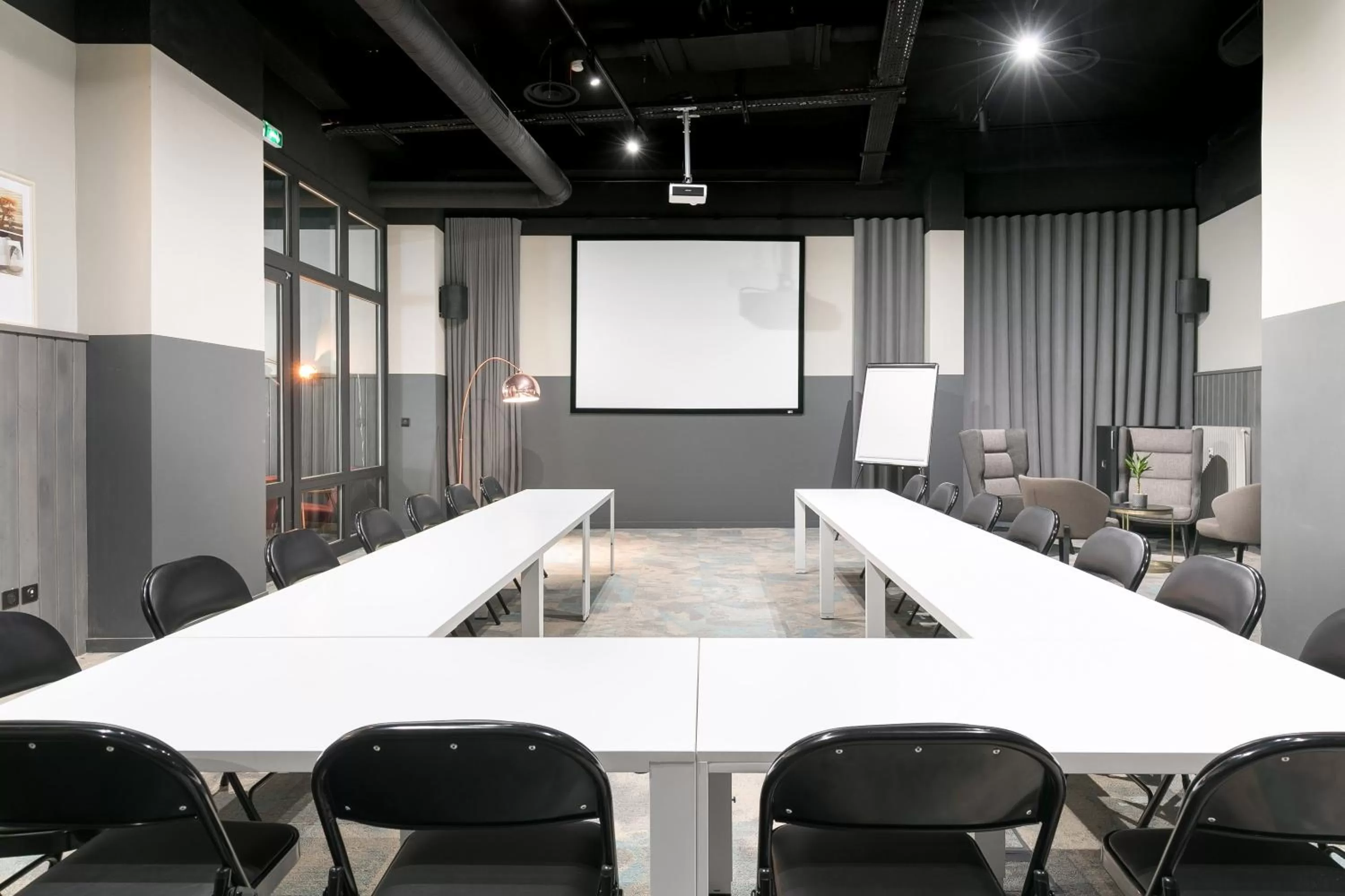 Business facilities in Hotel Kaijoo by HappyCulture