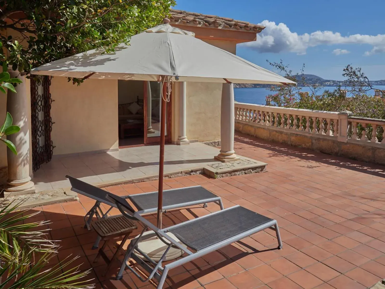 Deluxe Suite with Sea View in Hotel Petit Cala Fornells Deluxe Suite with Sea View in Hotel Petit Cala Fornells