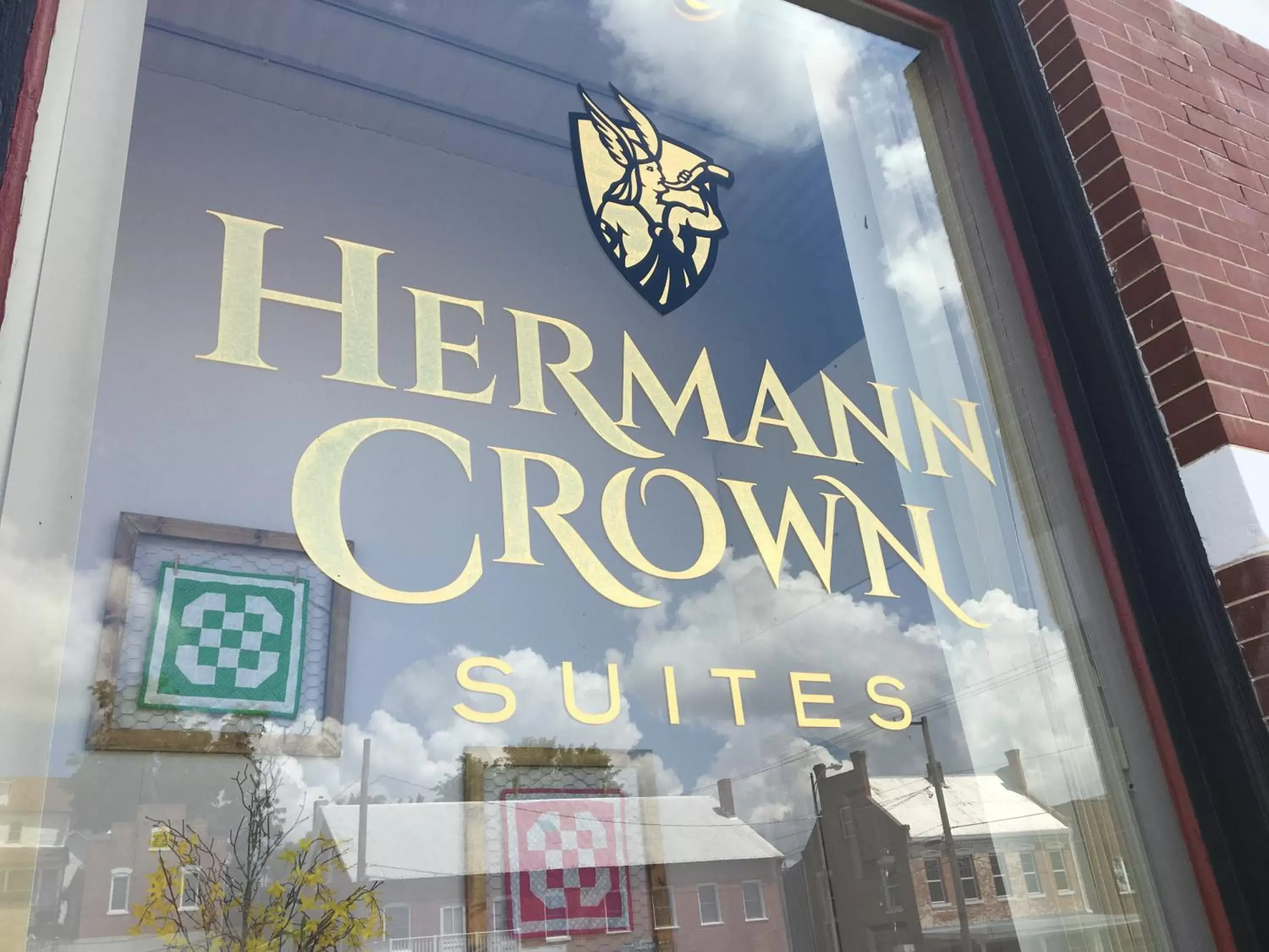 Facade/entrance, Property Logo/Sign in Hermann Crown Suites