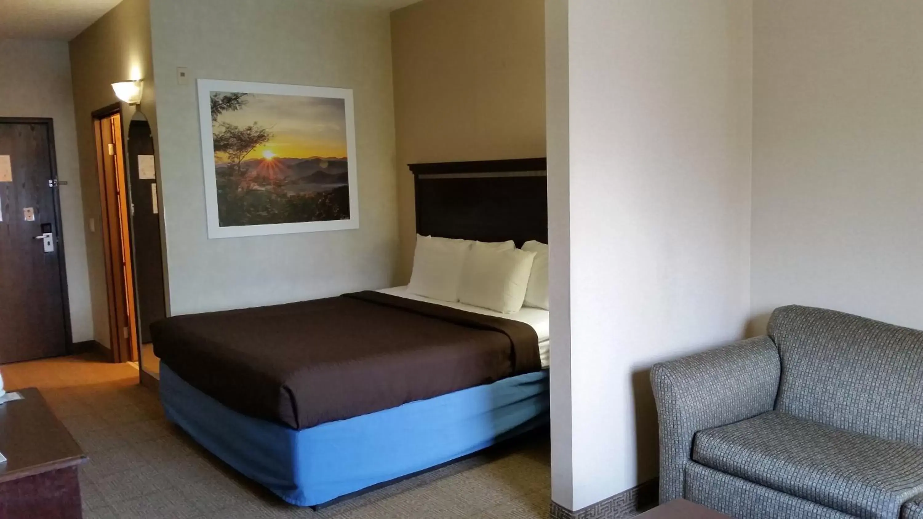 Photo of the whole room, Bed in Days Inn & Suites by Wyndham Vancouver