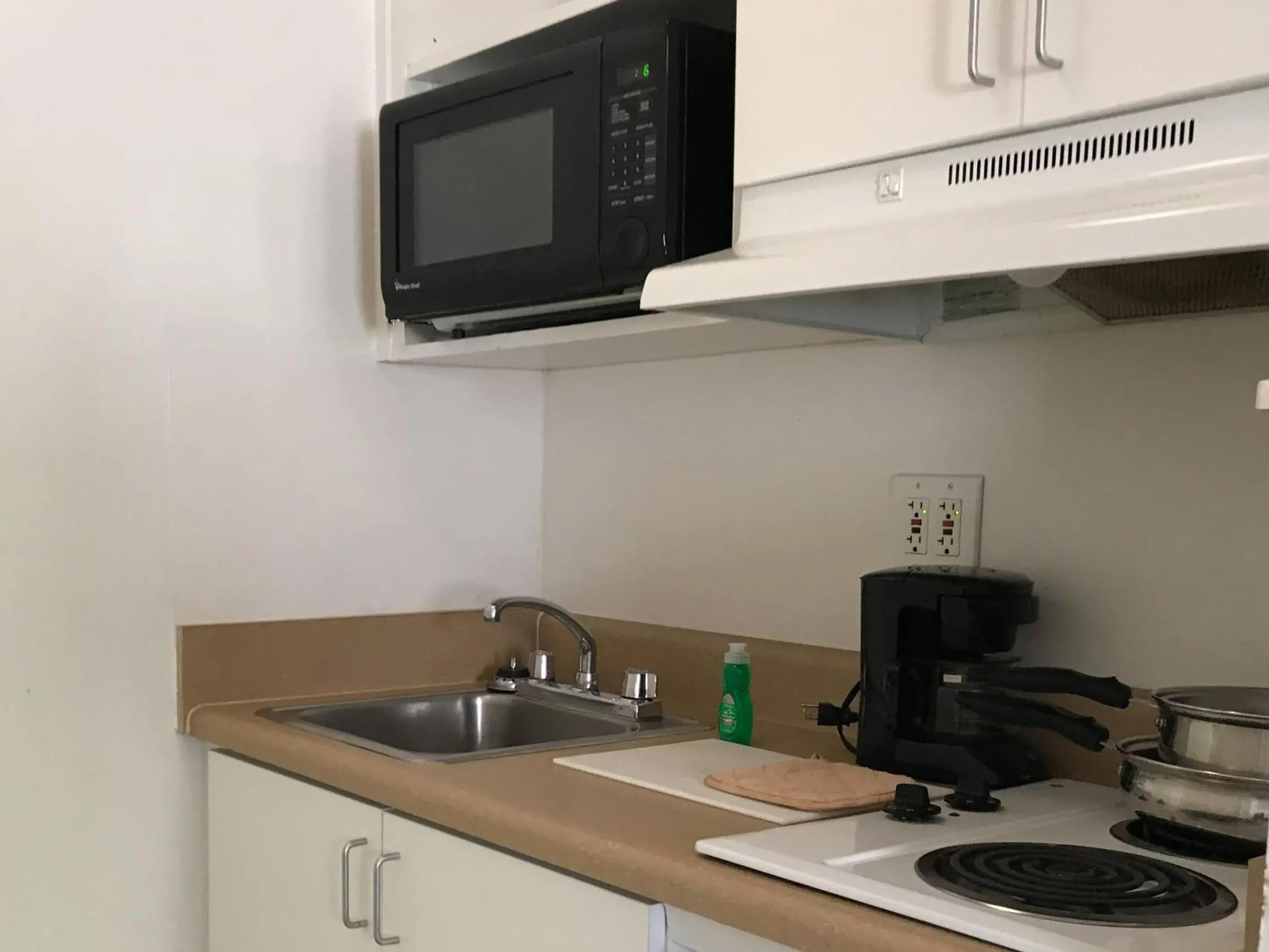 Kitchen or kitchenette, Kitchen/Kitchenette in Studio 6-Richmond, VA - I-64 West