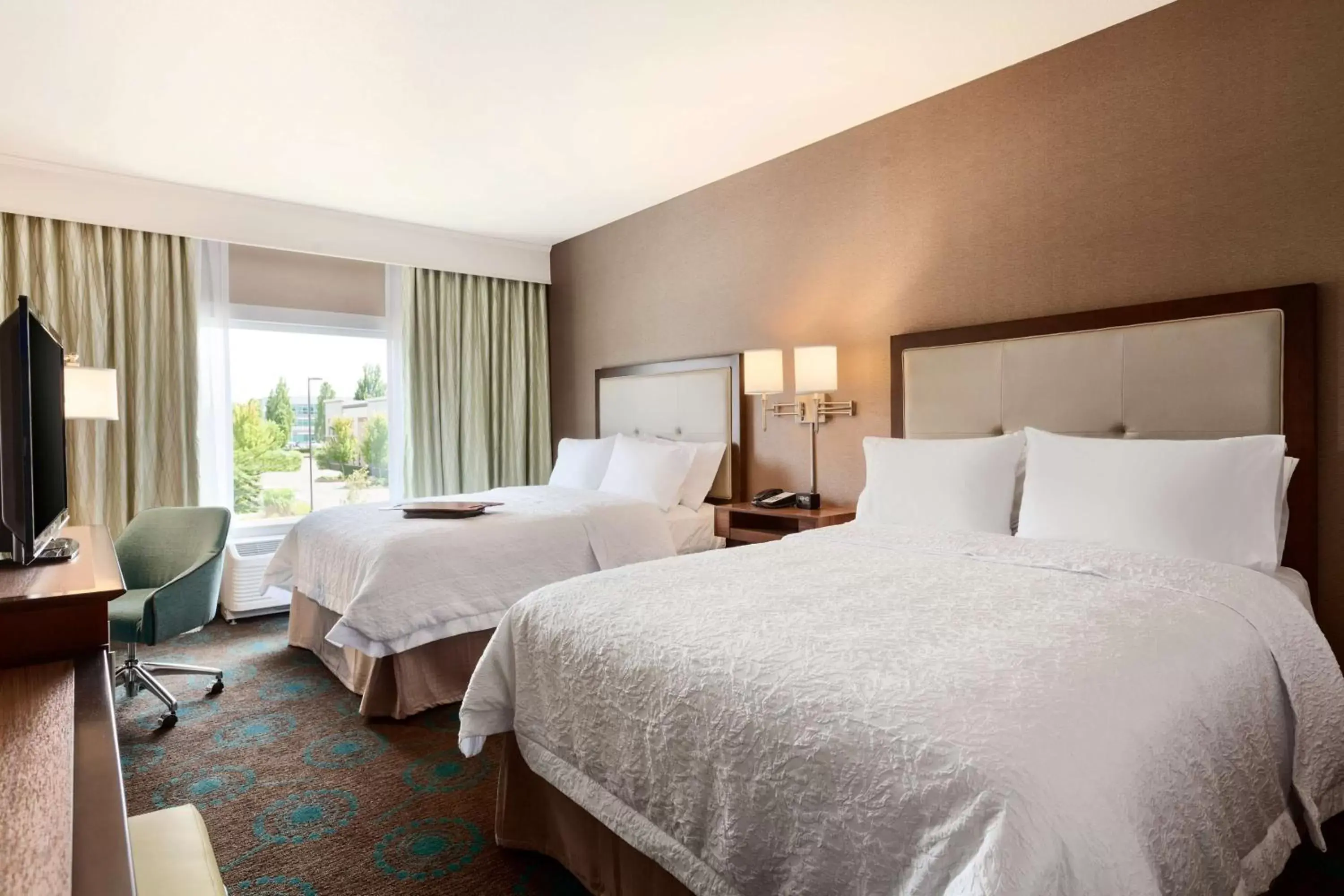 Bed in Hampton Inn & Suites Portland/Hillsboro-Evergreen Park