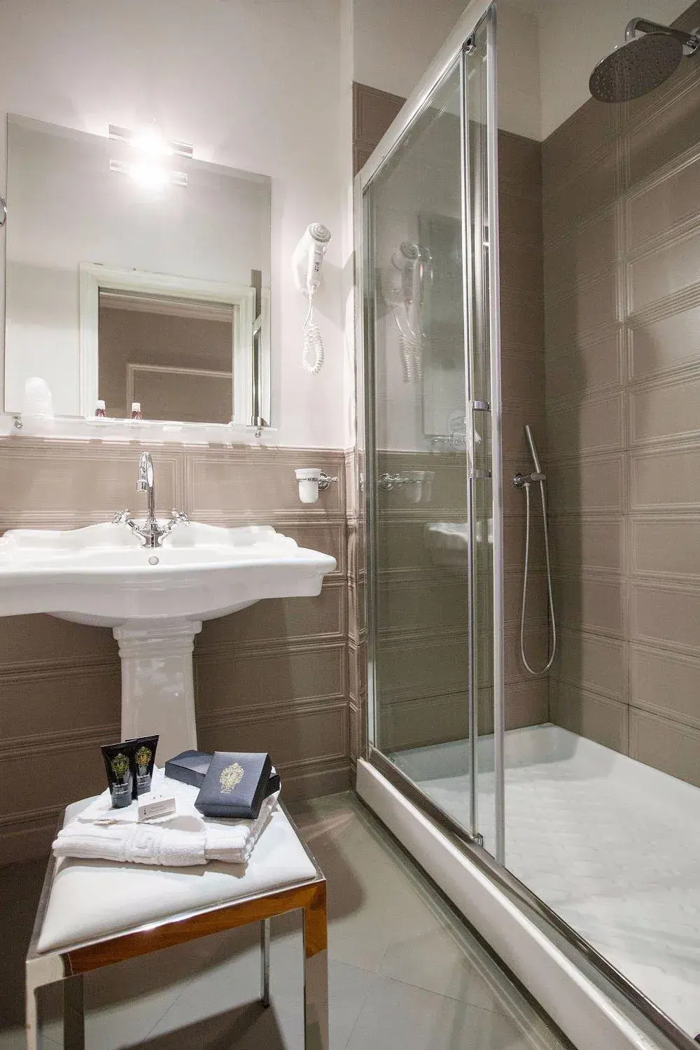 Shower, Bathroom in Hotel Lombardia