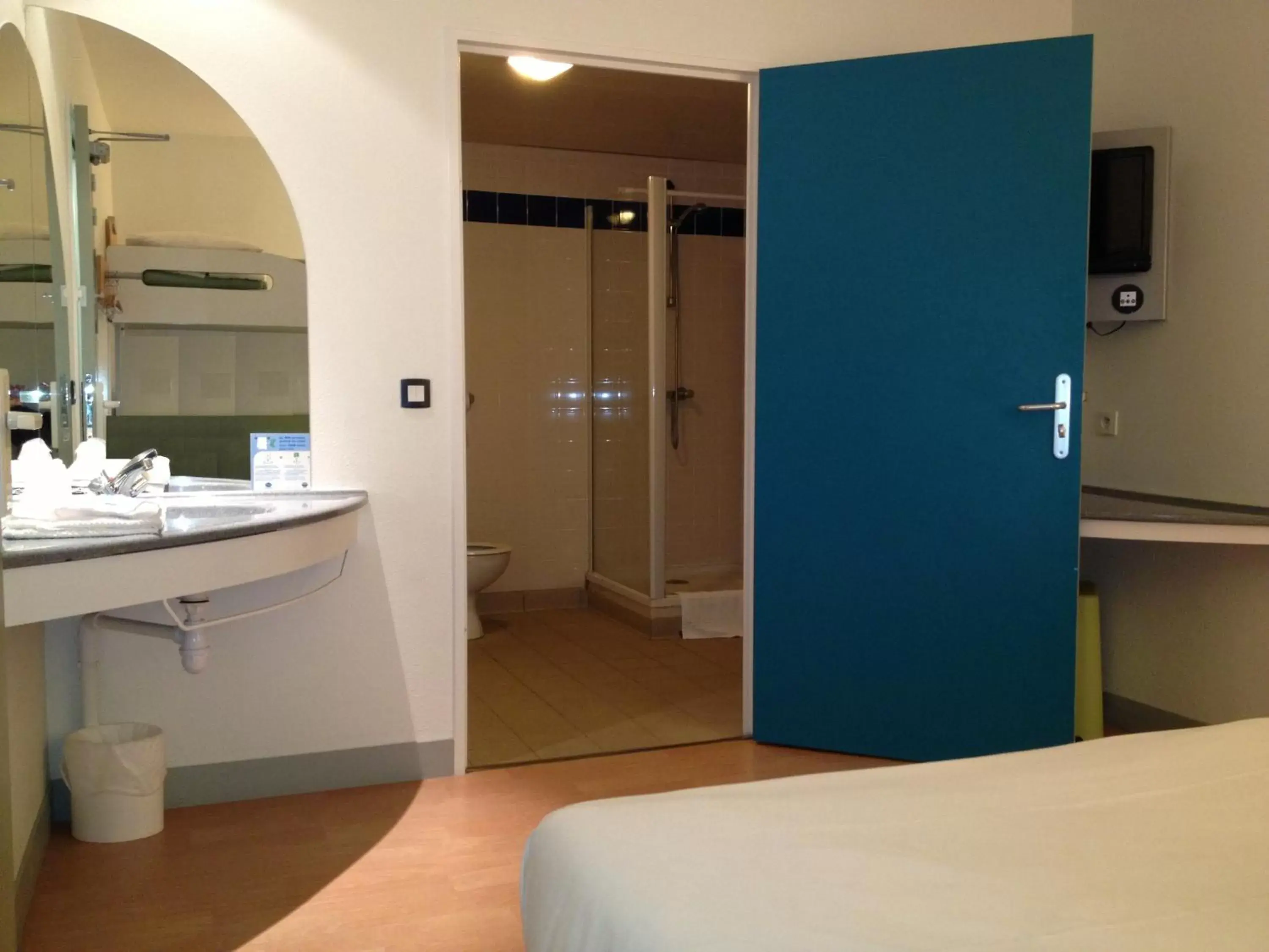 Photo of the whole room, Bathroom in ibis Budget Caen Centre Gare