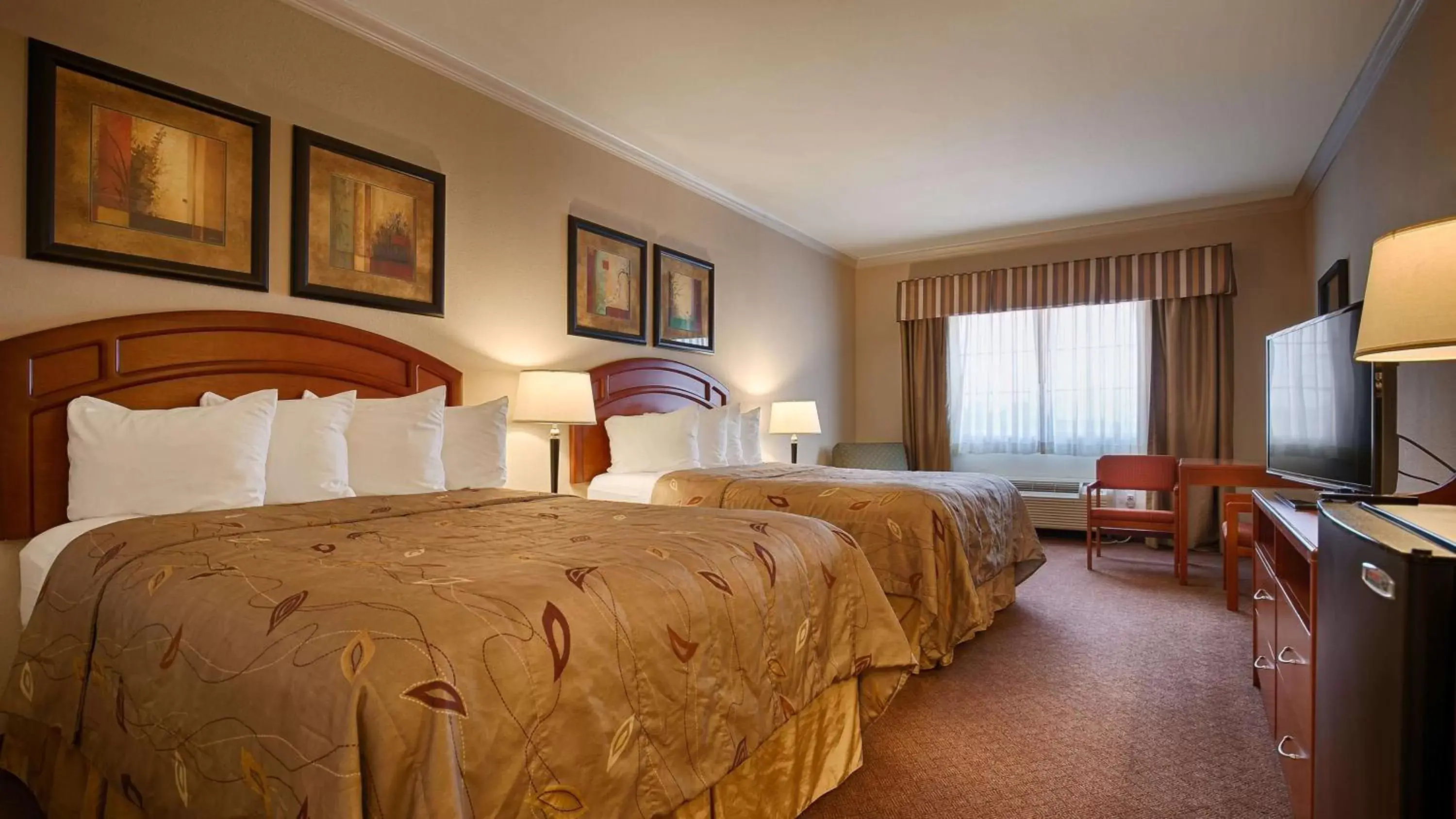 Queen Room with Two Queen Beds and Bathtub - Disability Access/Non-Smoking in Best Western Inn & Suites Cleveland