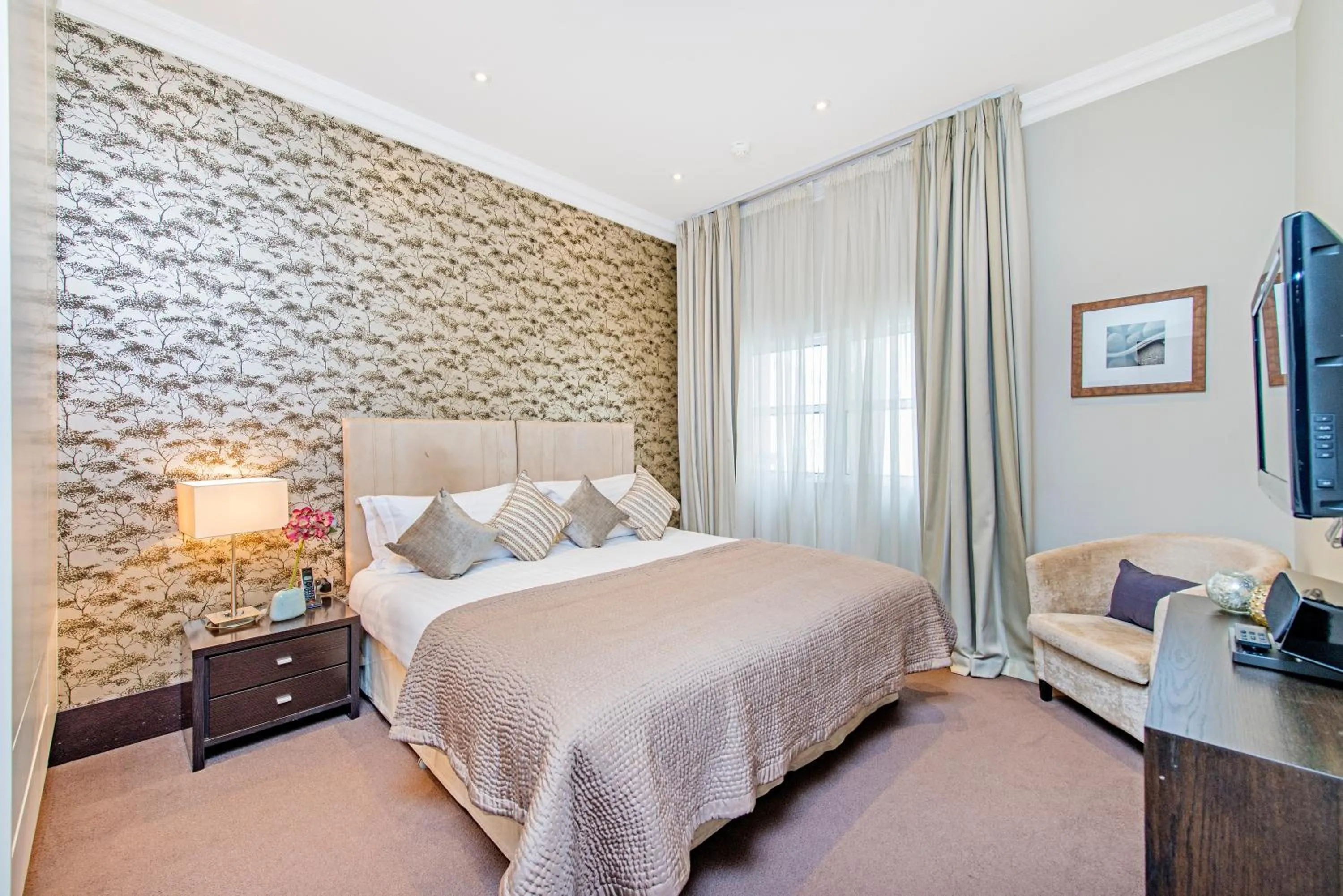 Bedroom, Bed in 130 Queen's Gate Apartments