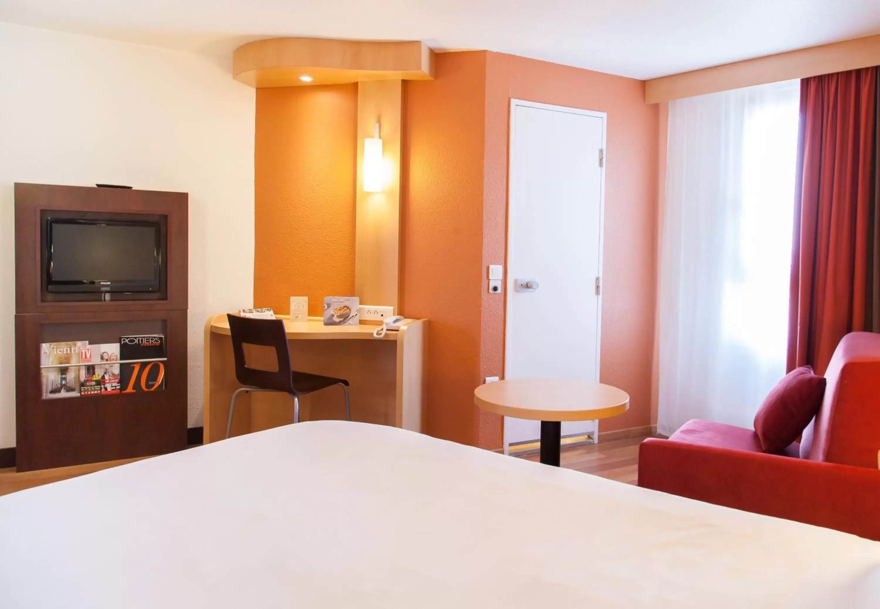 Photo of the whole room, Bed in ibis Poitiers Centre