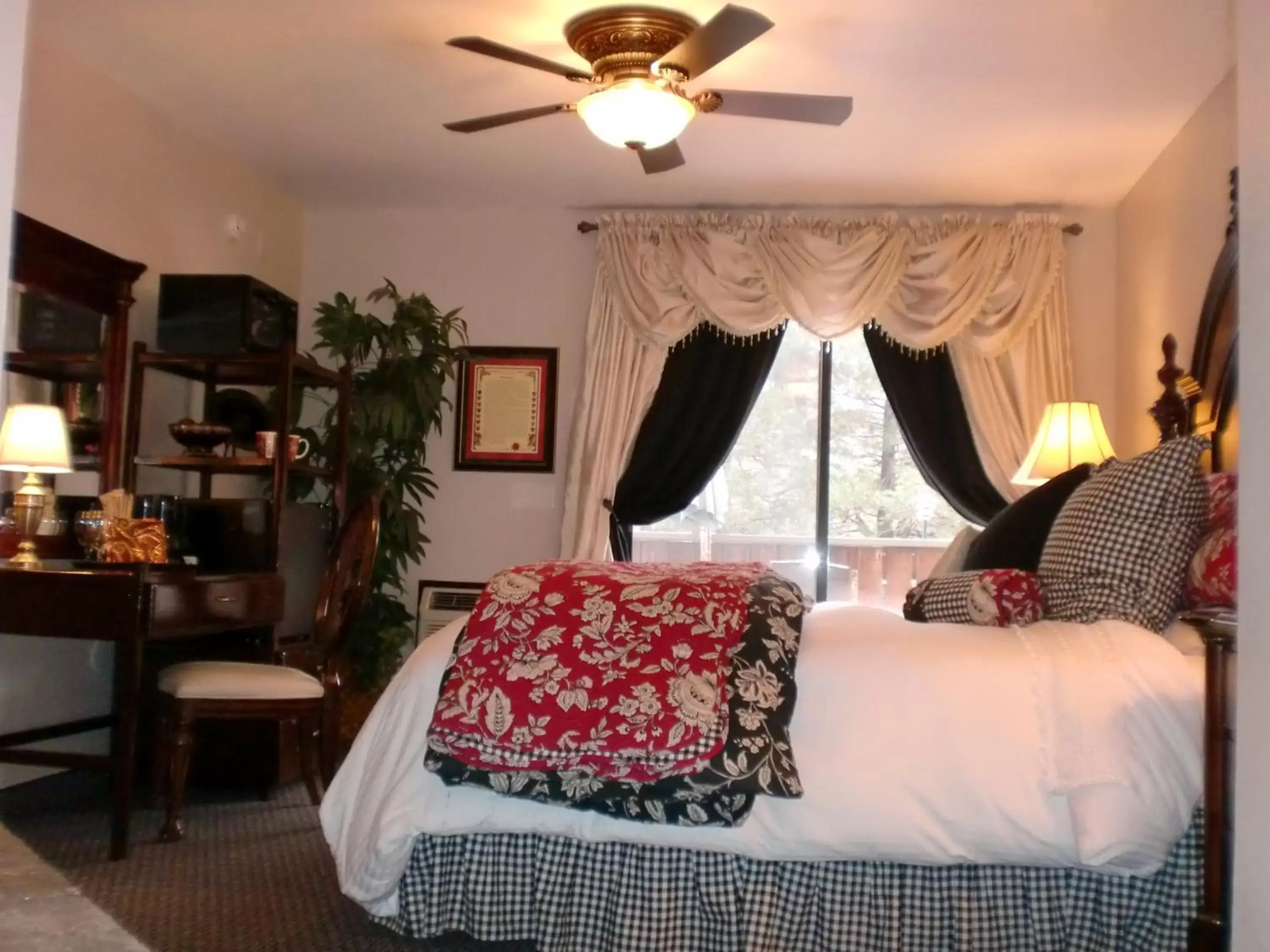 Photo of the whole room, Bed in The North Shore Inn