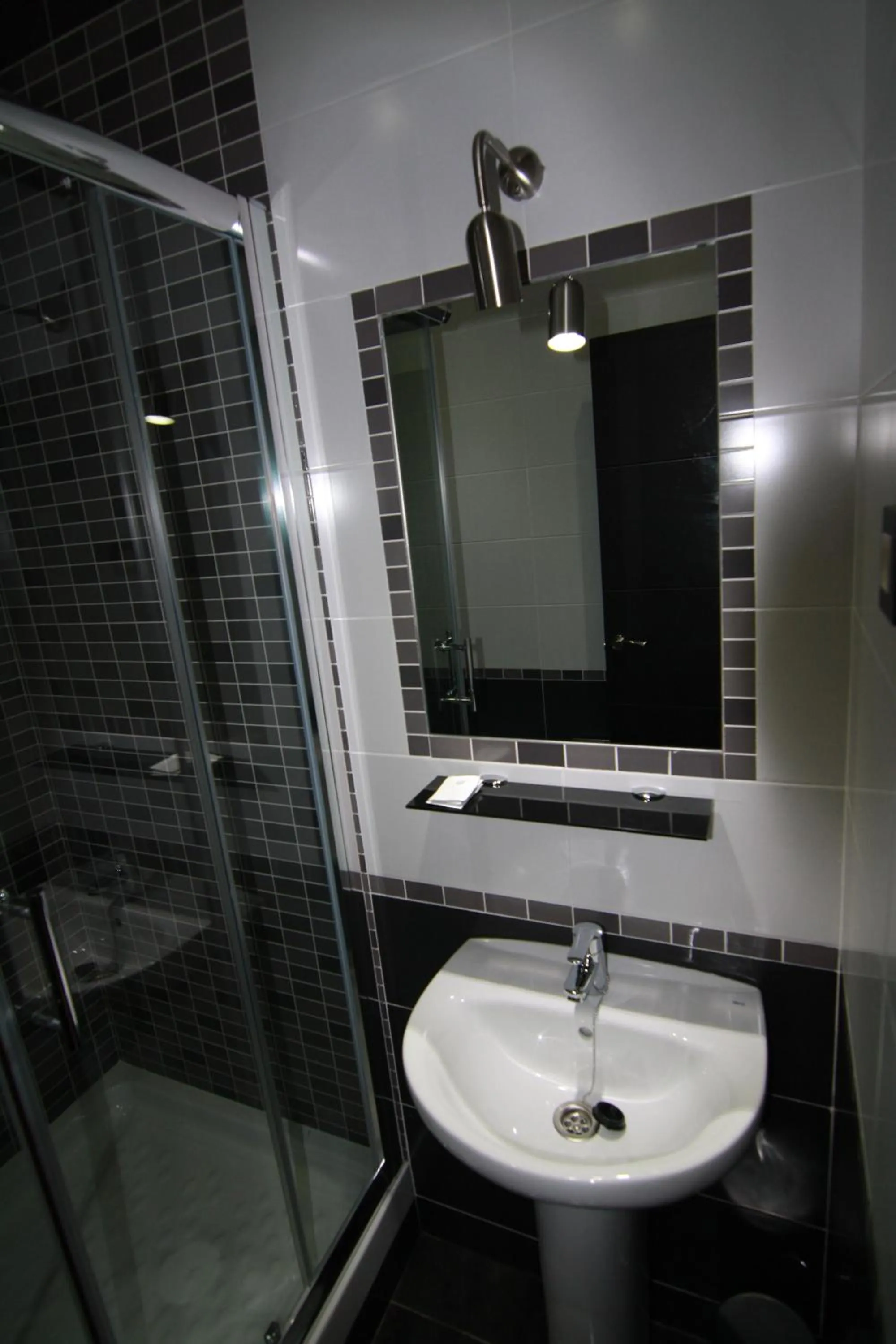 Bathroom in Hostal MH Fuencarral