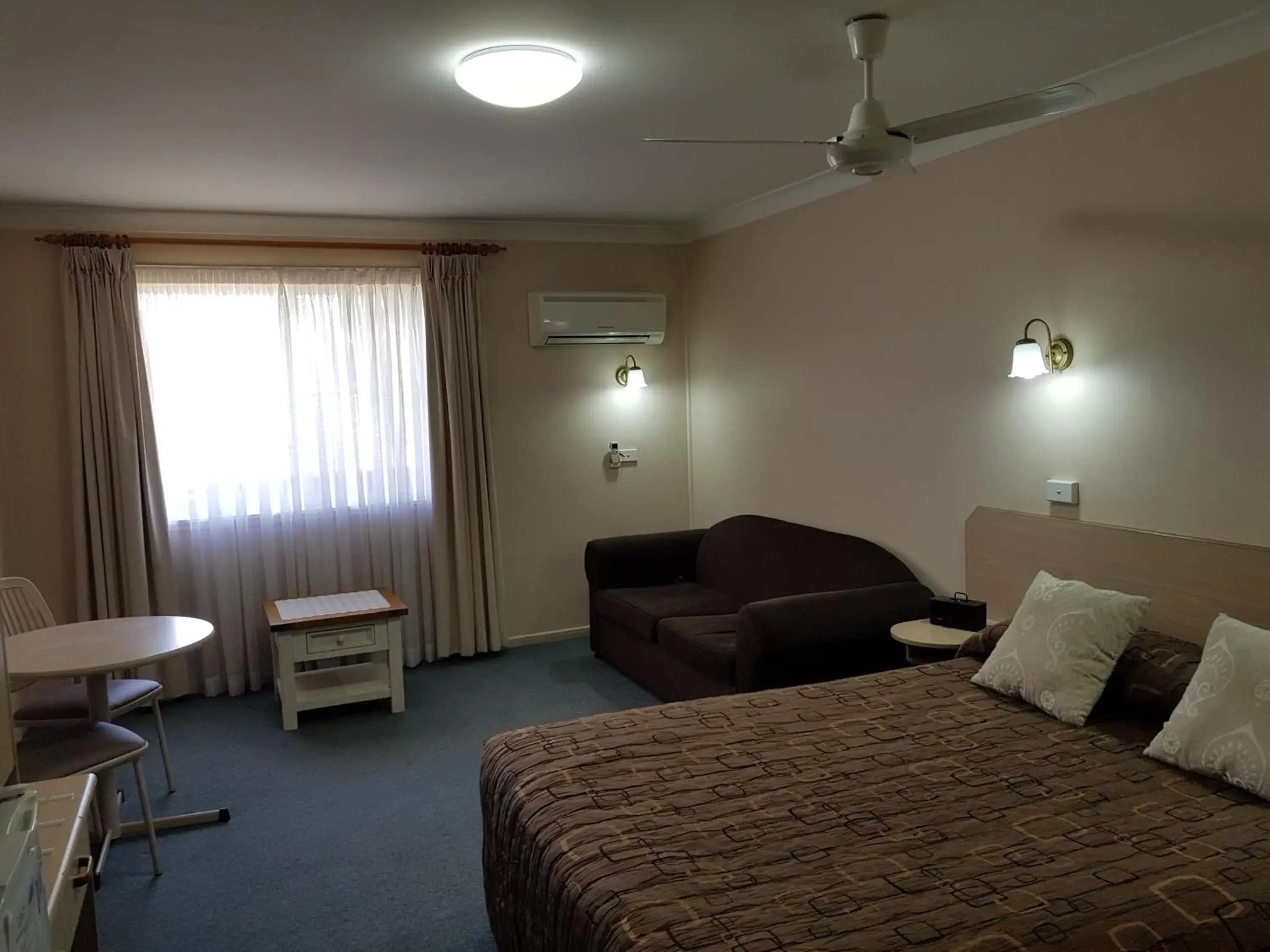 Photo of the whole room, Seating Area in Abraham Lincoln Motel