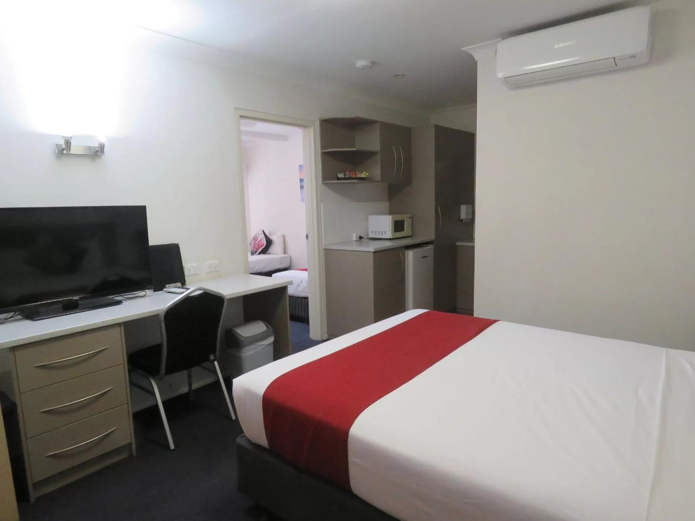Bedroom, Bed in Burke & Wills Mt Isa