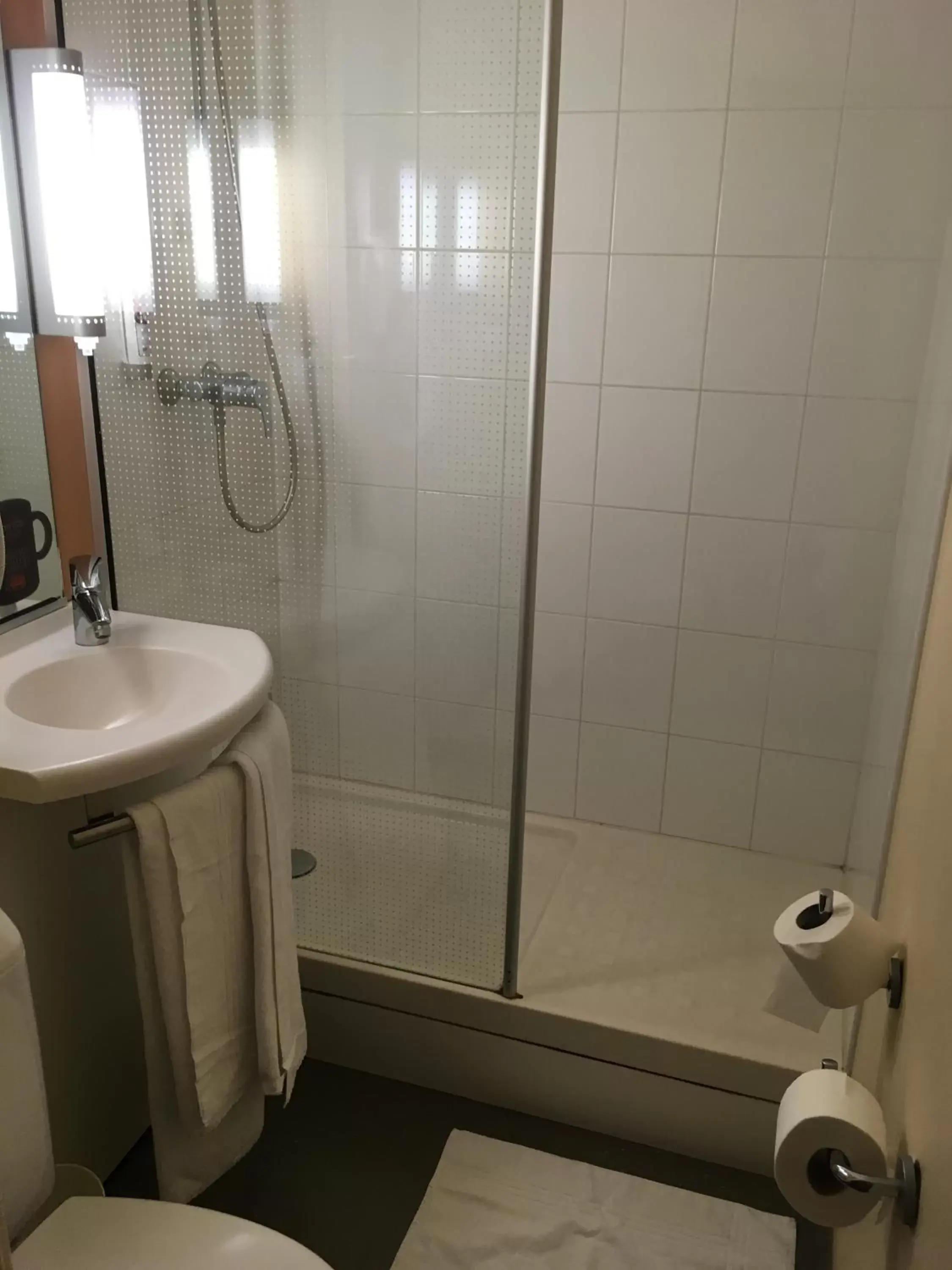 Shower, Bathroom in ibis Abbeville