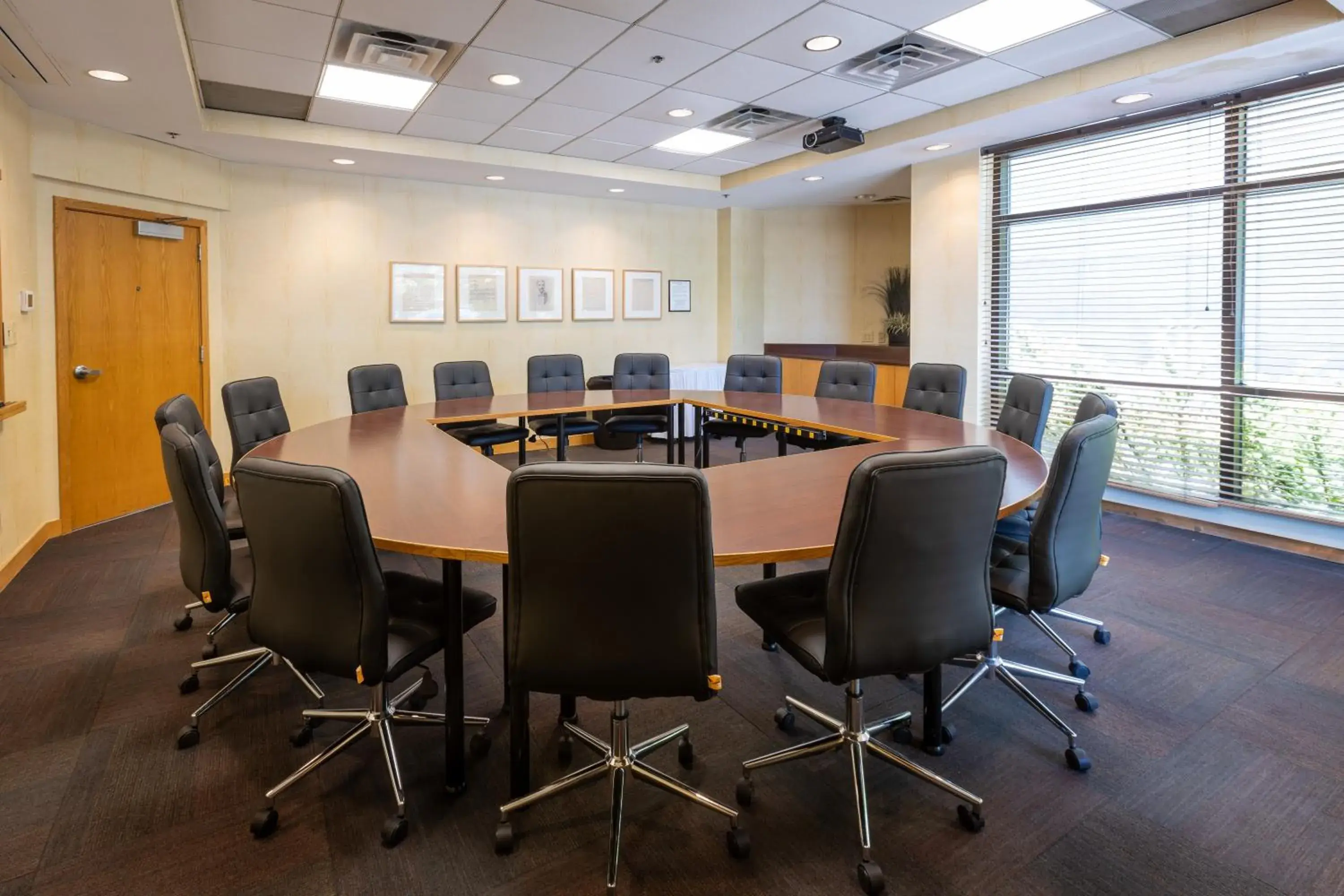 Meeting/conference room in Gateway Hotel and Conference Center