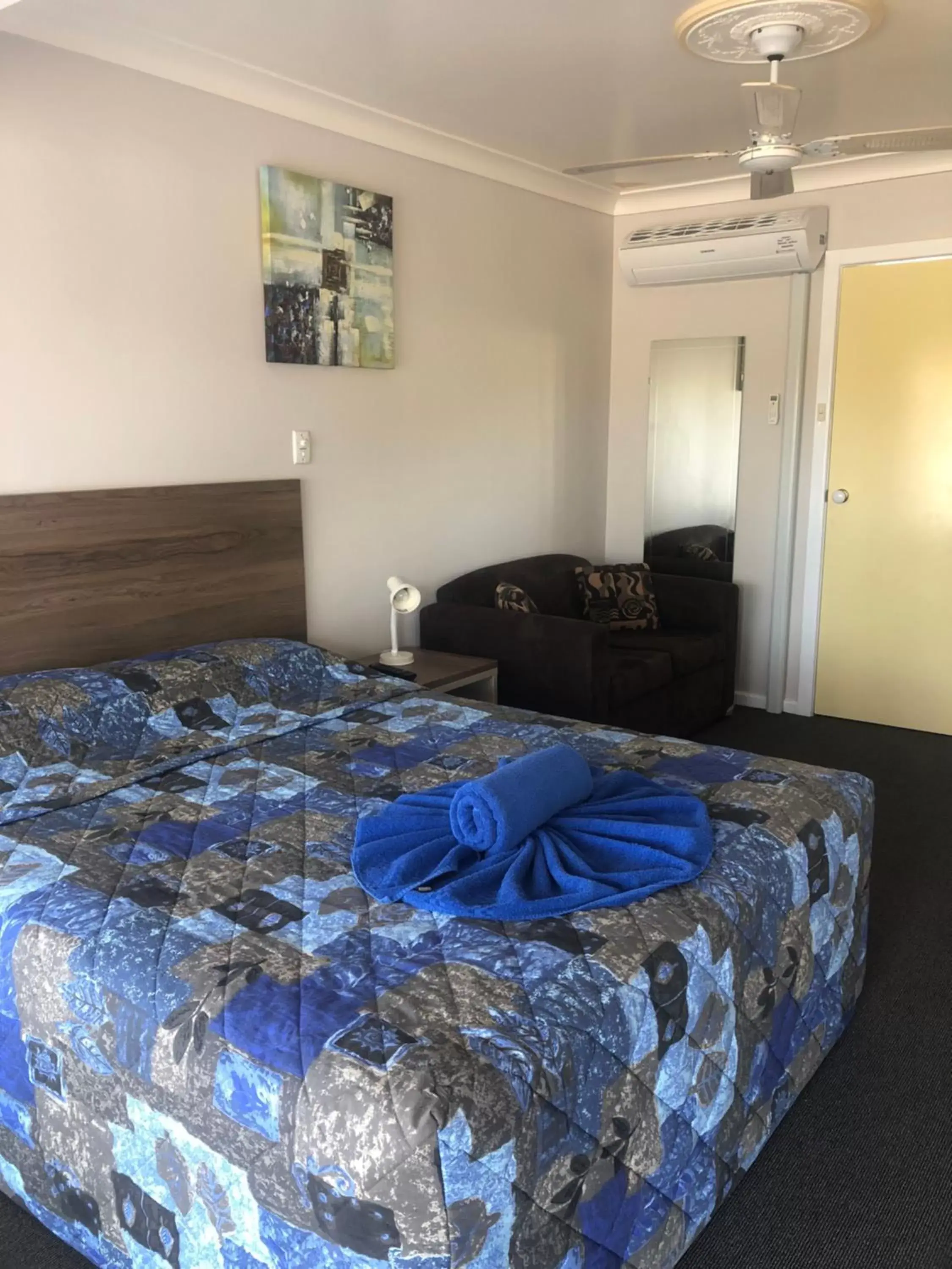 Photo of the whole room, Bed in Breeze Inn 13 Princes Highway, Ulladulla