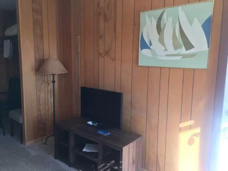 TV/Entertainment Center in Tyee Restaurant and Motel
