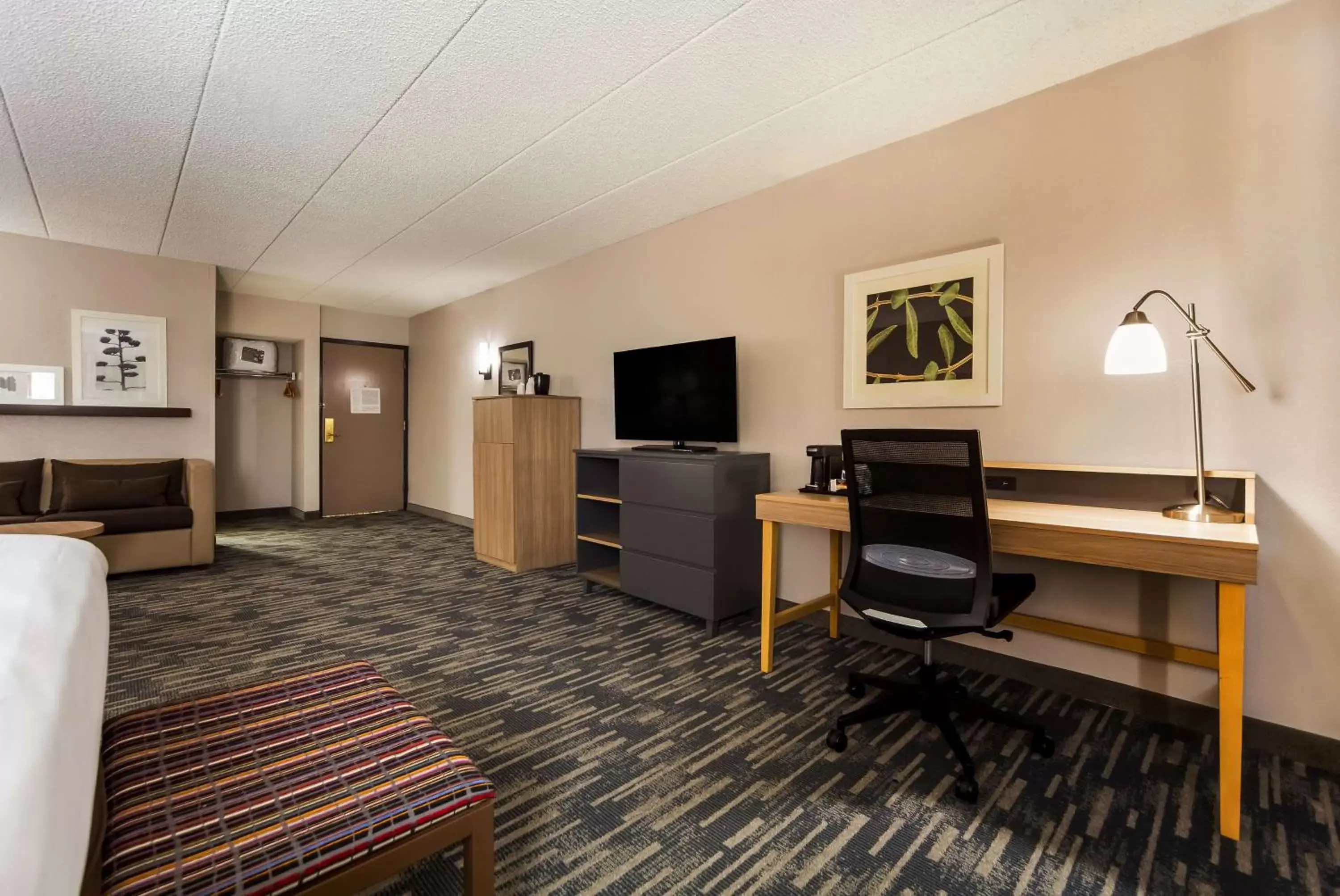 Bedroom, TV/Entertainment Center in Country Inn & Suites by Radisson, Lincoln Airport, NE