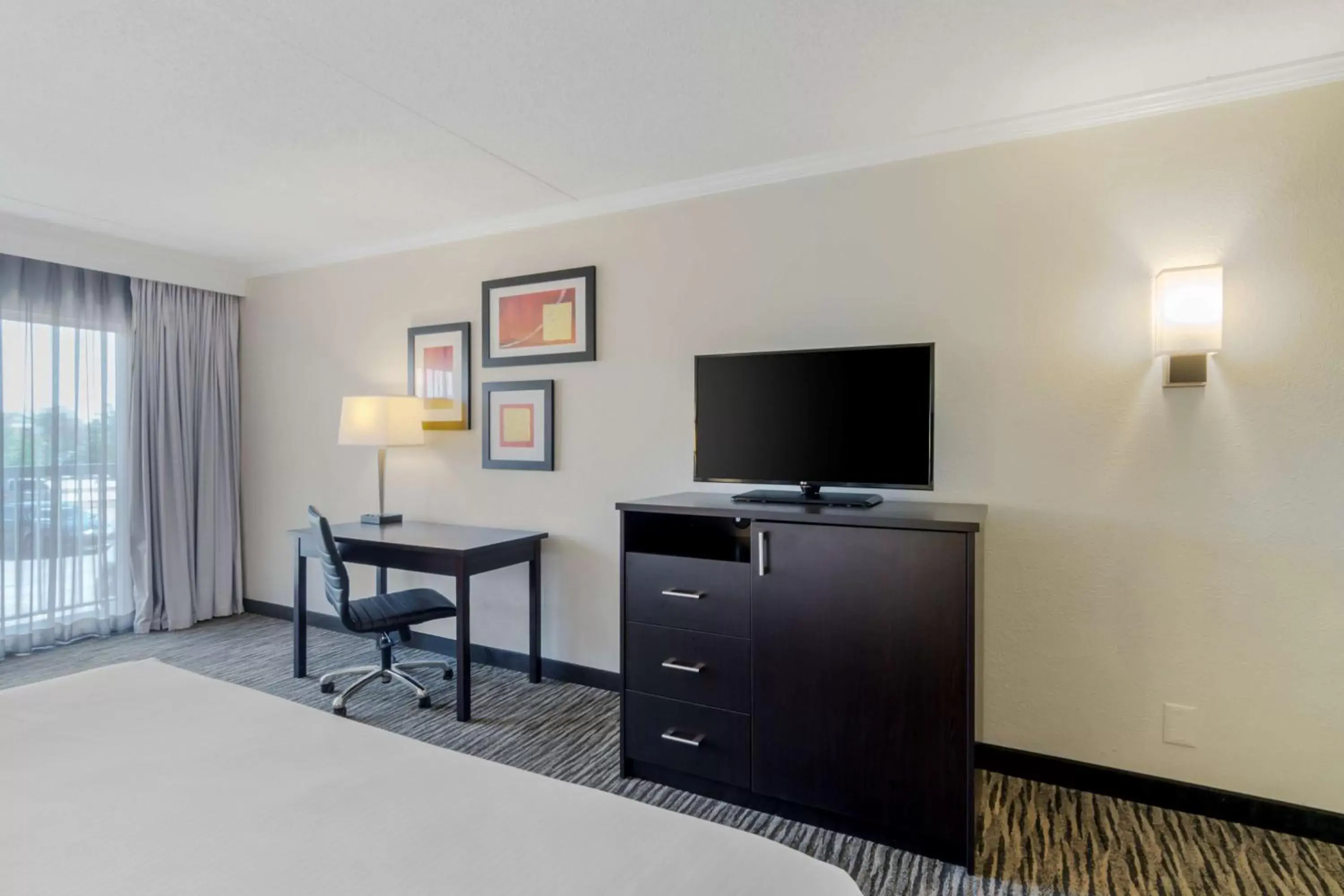 Bedroom, TV/Entertainment Center in Best Western Kirkwood Inn