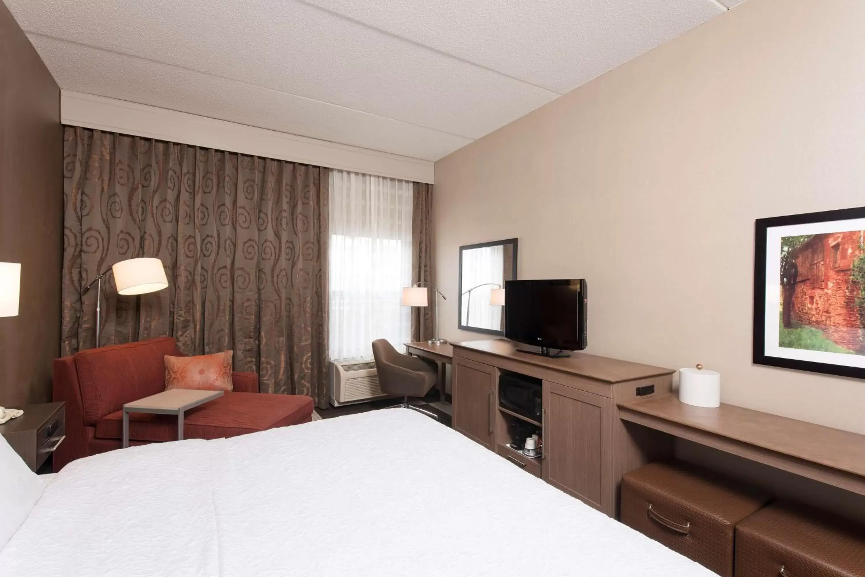 Bed, TV/Entertainment Center in Hampton Inn Seymour